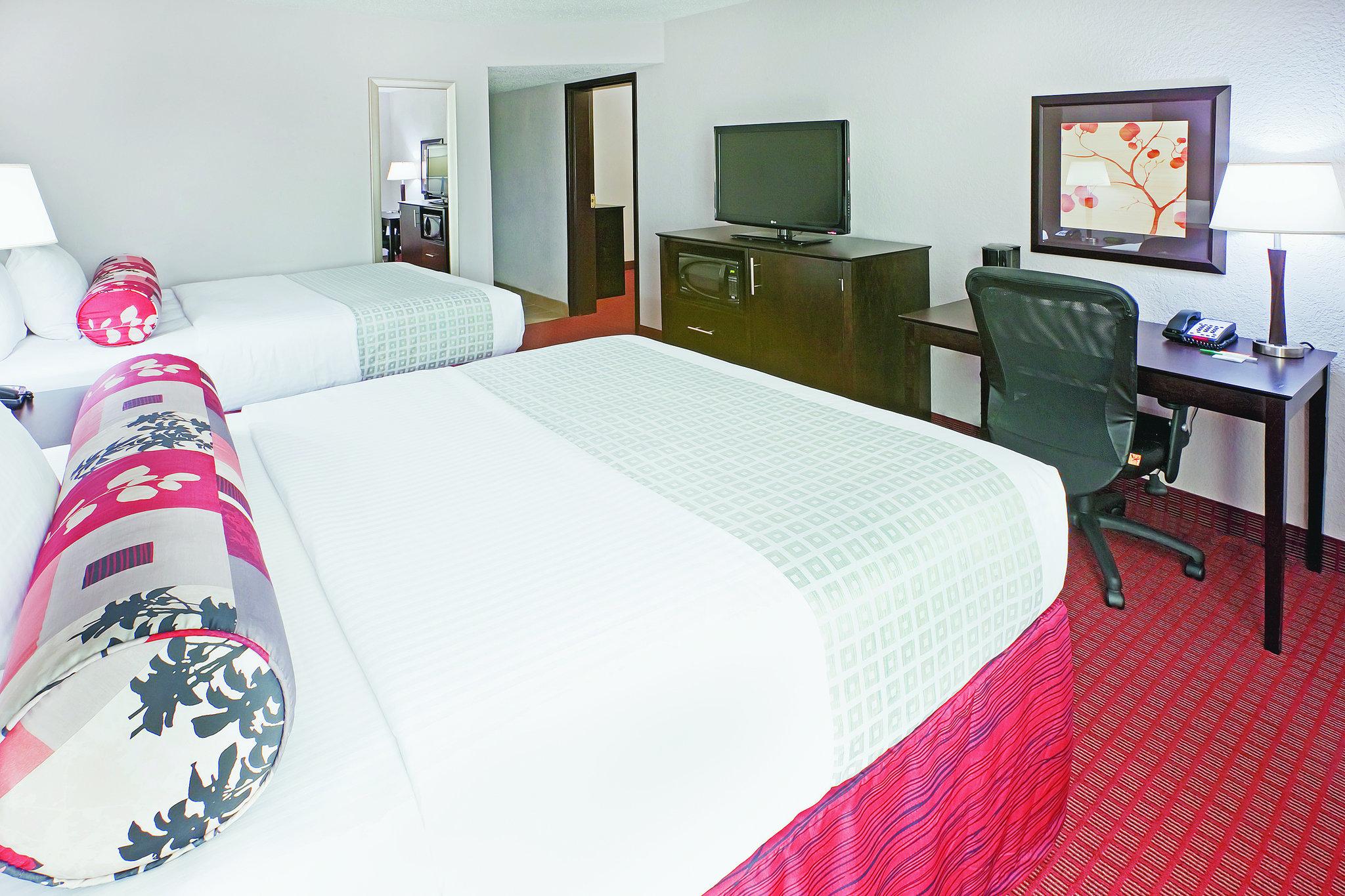 La Quinta Inn & Suites by Wyndham Dallas I-35 Walnut Hill Ln