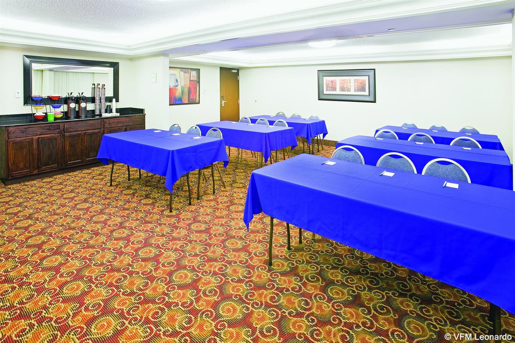 La Quinta Inn & Suites by Wyndham Dallas I-35 Walnut Hill Ln