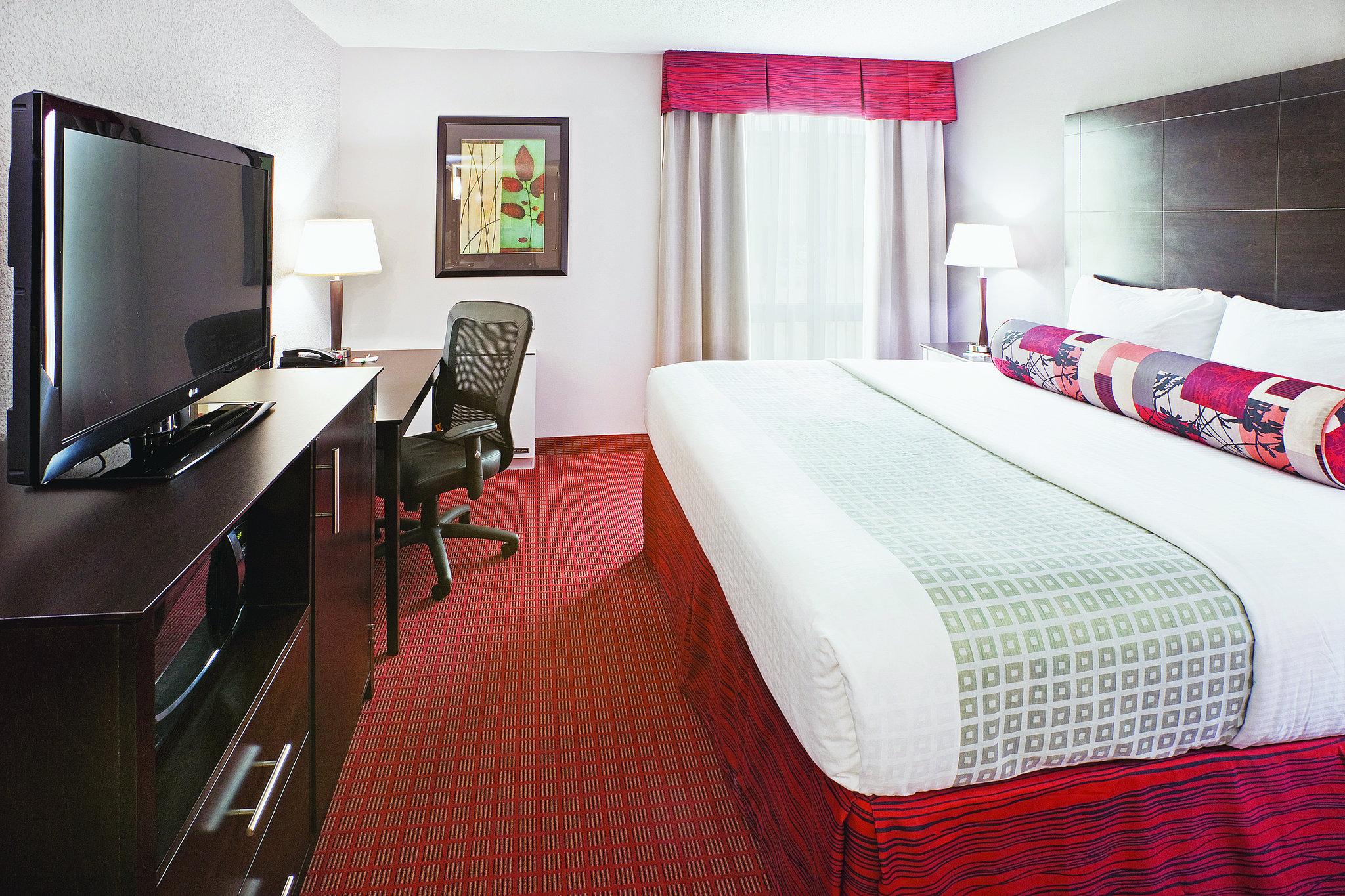 La Quinta Inn & Suites by Wyndham Dallas I-35 Walnut Hill Ln