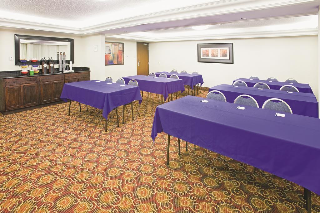 La Quinta Inn & Suites by Wyndham Dallas I-35 Walnut Hill Ln