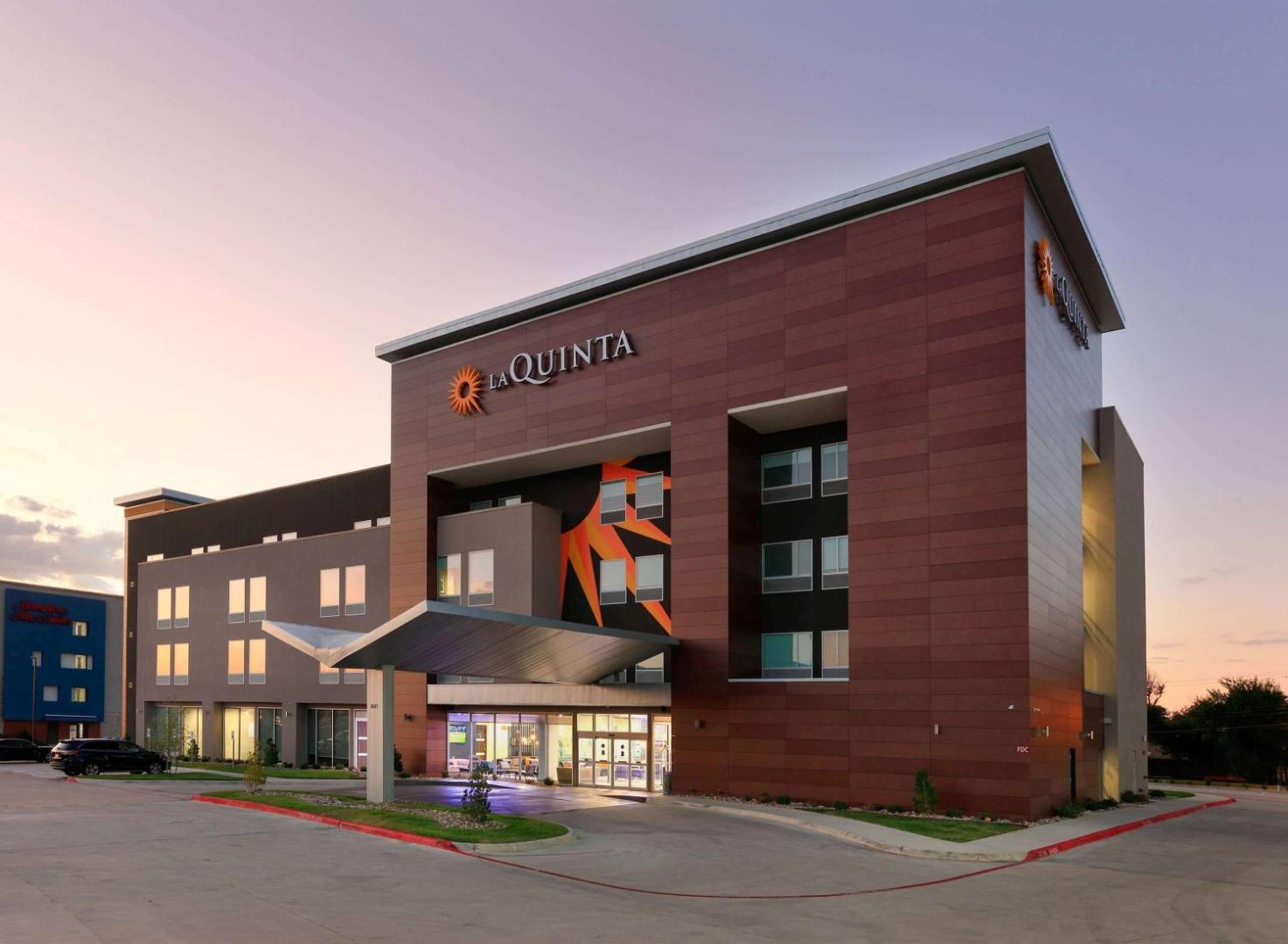 La Quinta Inn & Suites by Wyndham Dallas/Fairpark