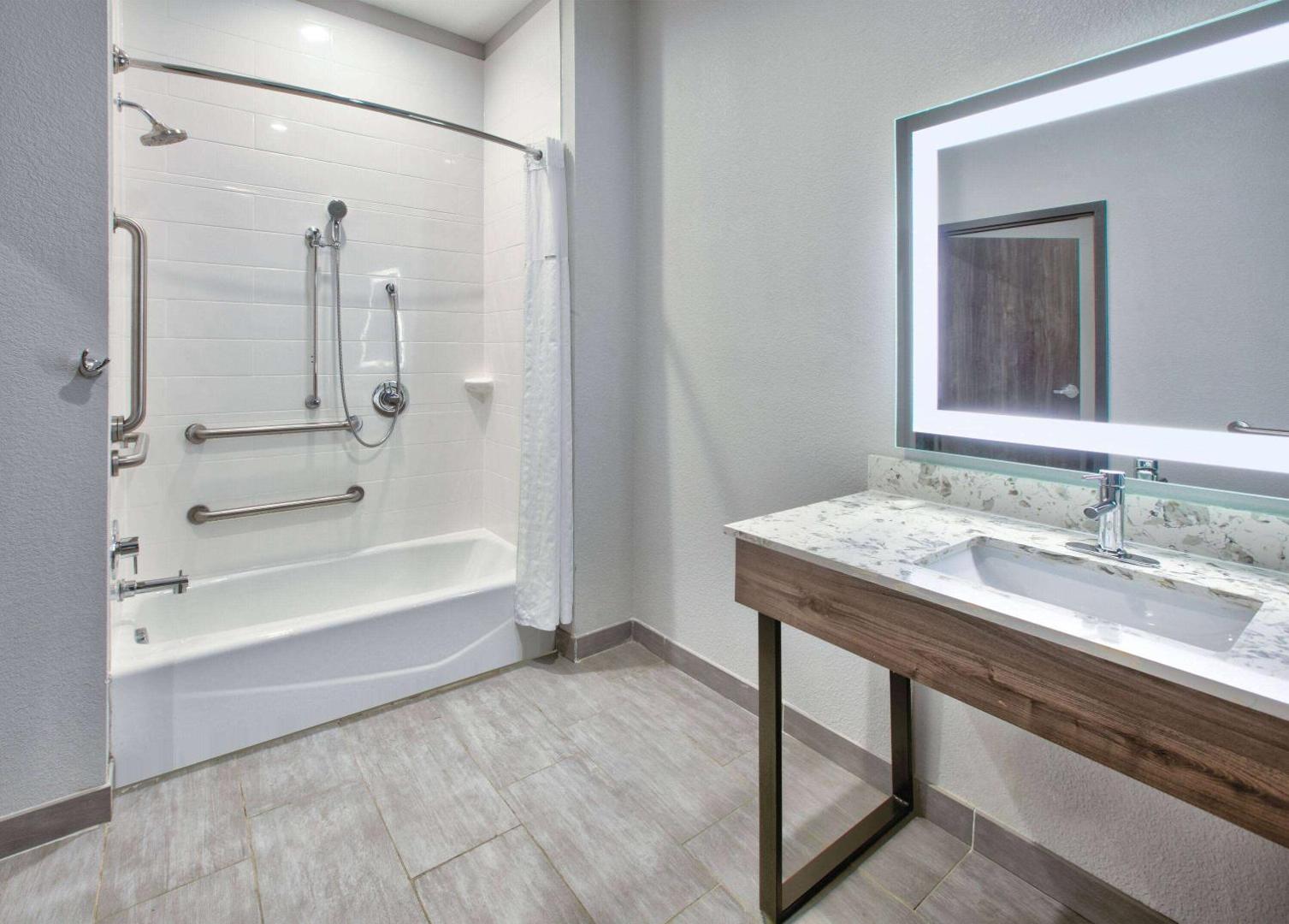 La Quinta Inn & Suites by Wyndham Dallas/Fairpark