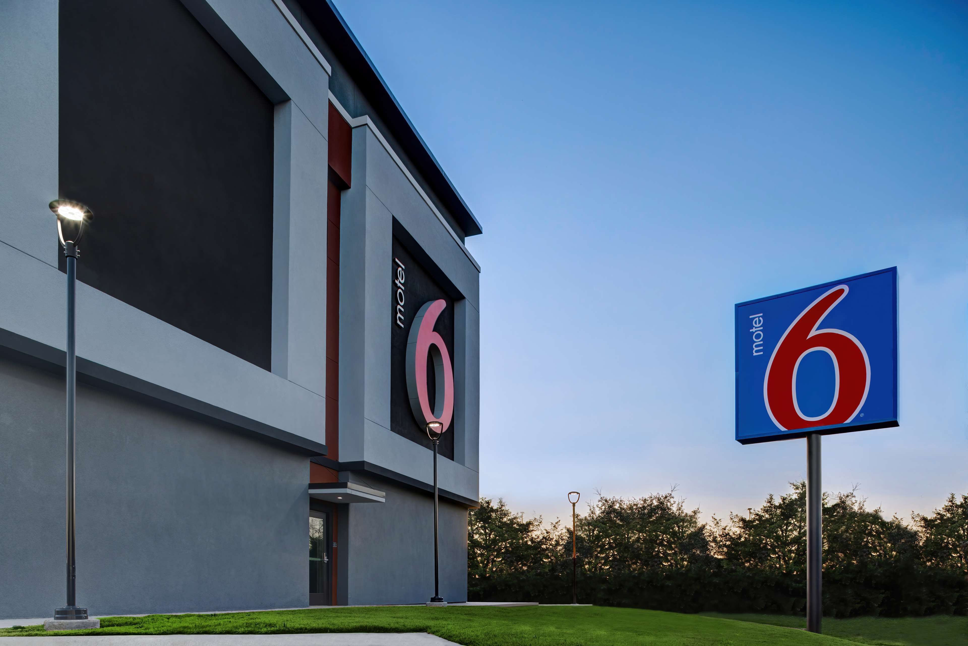 Motel 6 Dallas, TX - Methodist Charlton Medical Ctr.