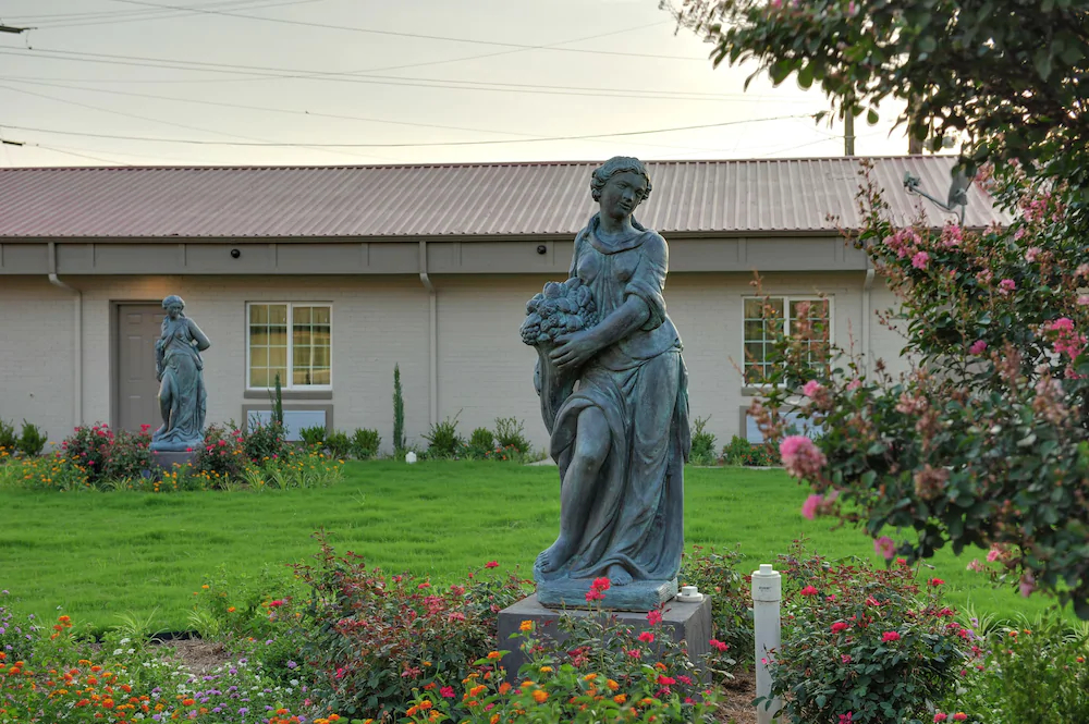 Romantic Inn & Suites