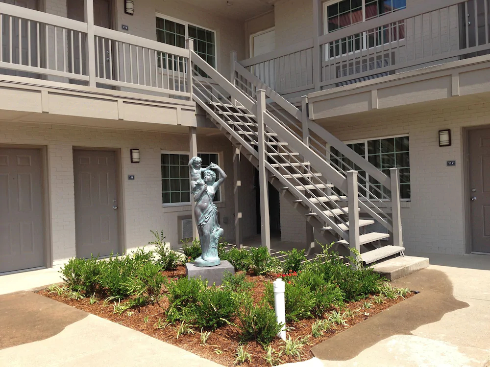 Romantic Inn & Suites