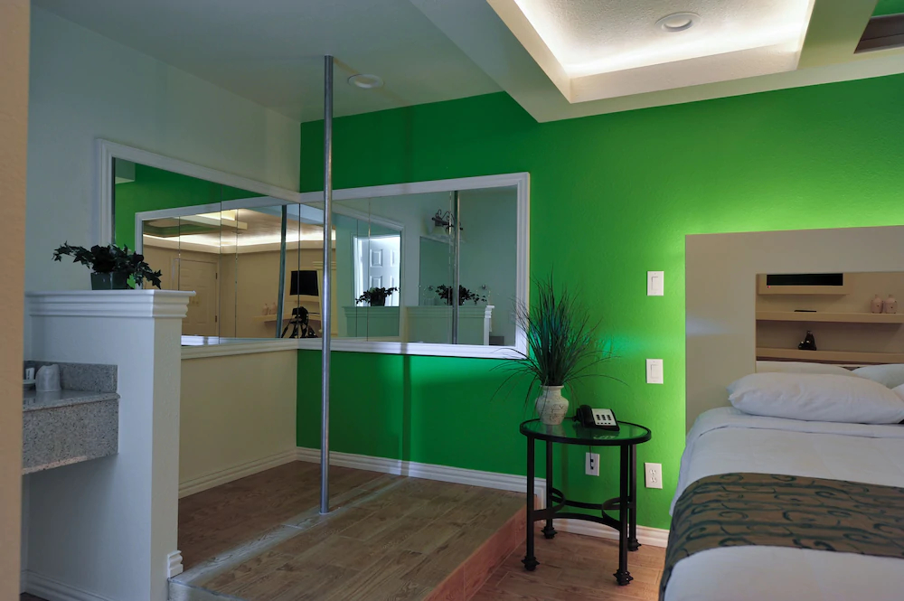Romantic Inn & Suites