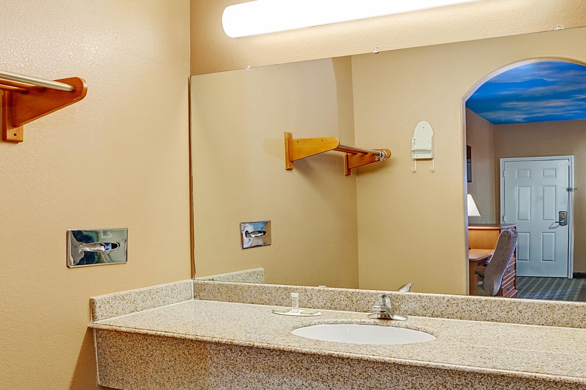 Sapphire Inn & Suites