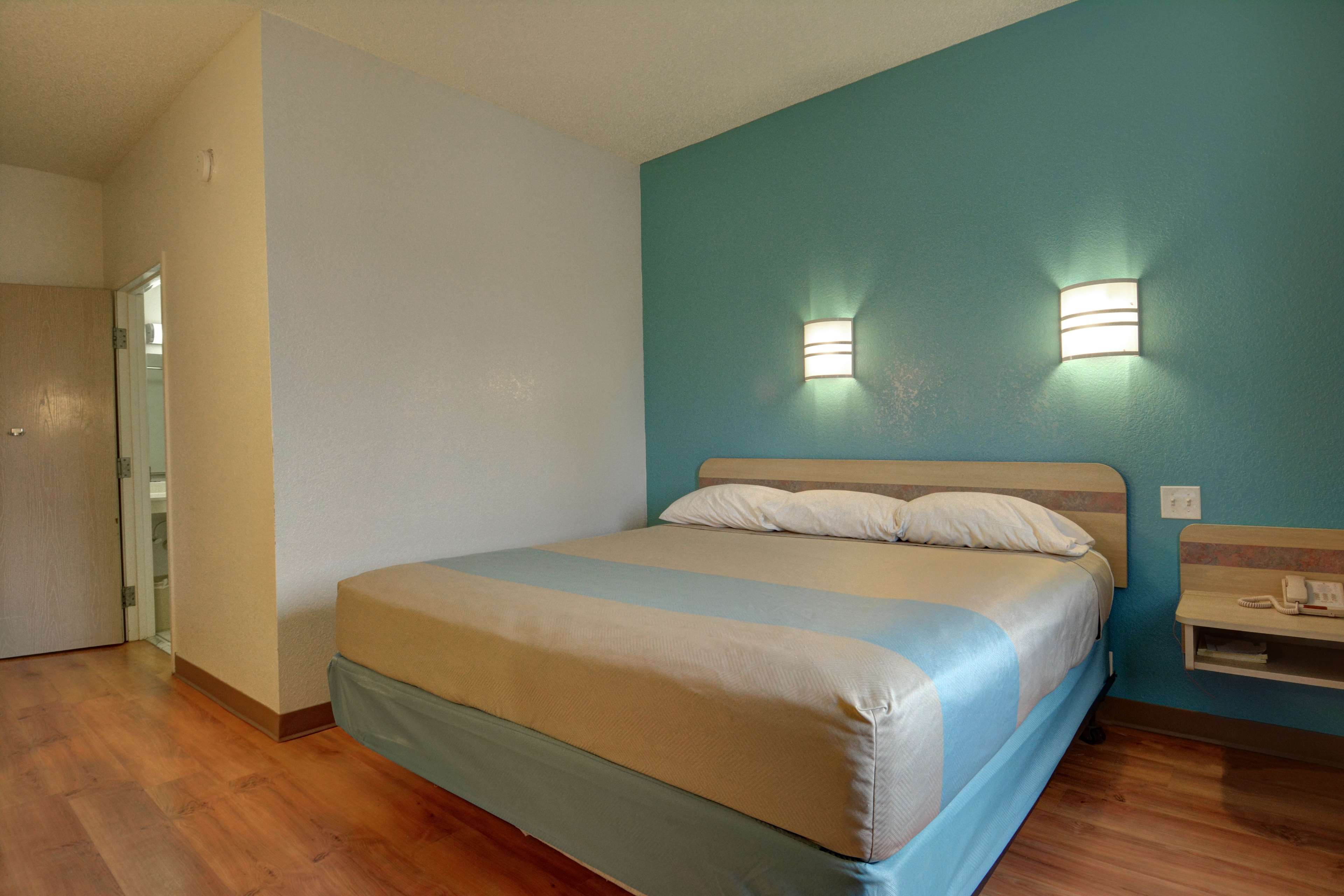 Motel 6 Denison