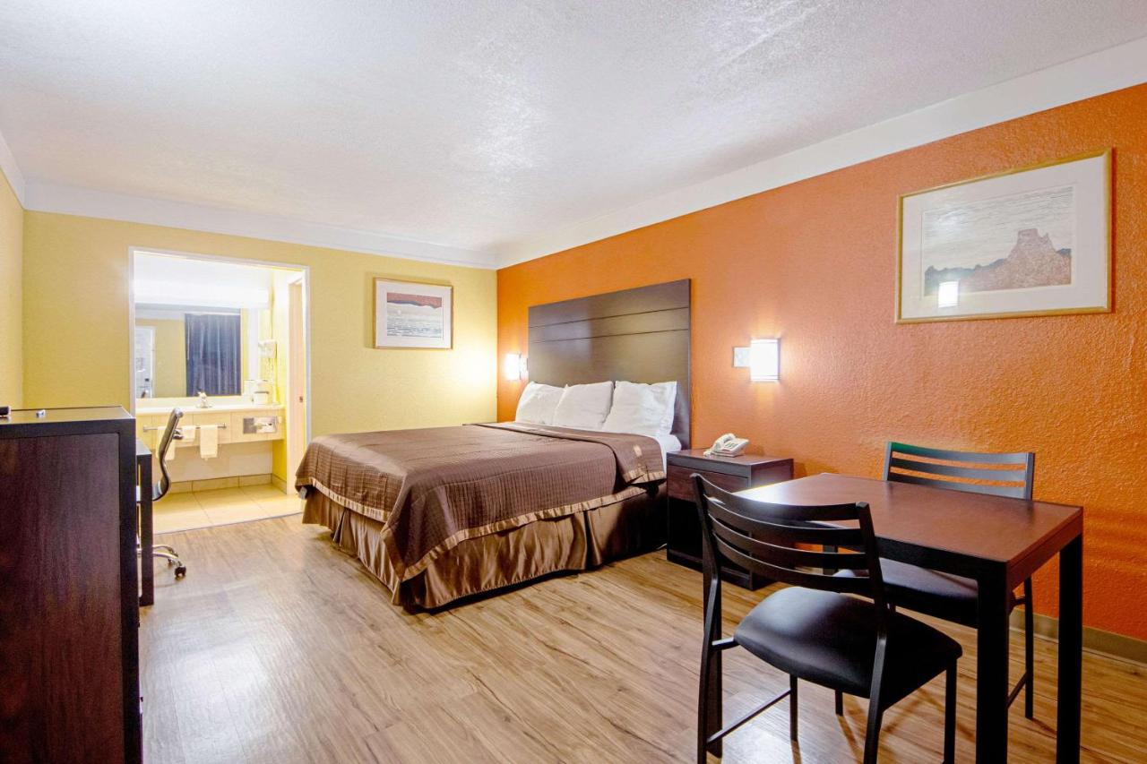 Economy Inn & Suites