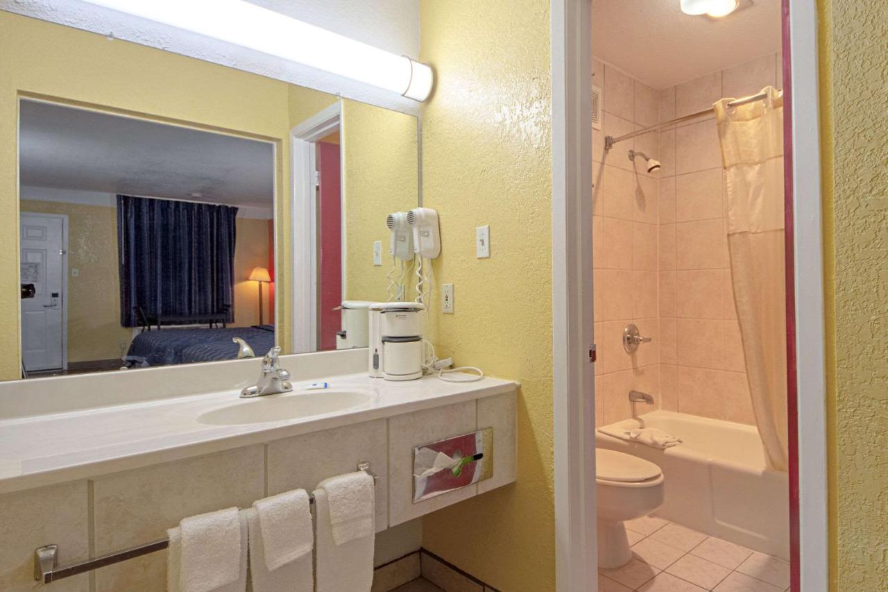 Economy Inn & Suites