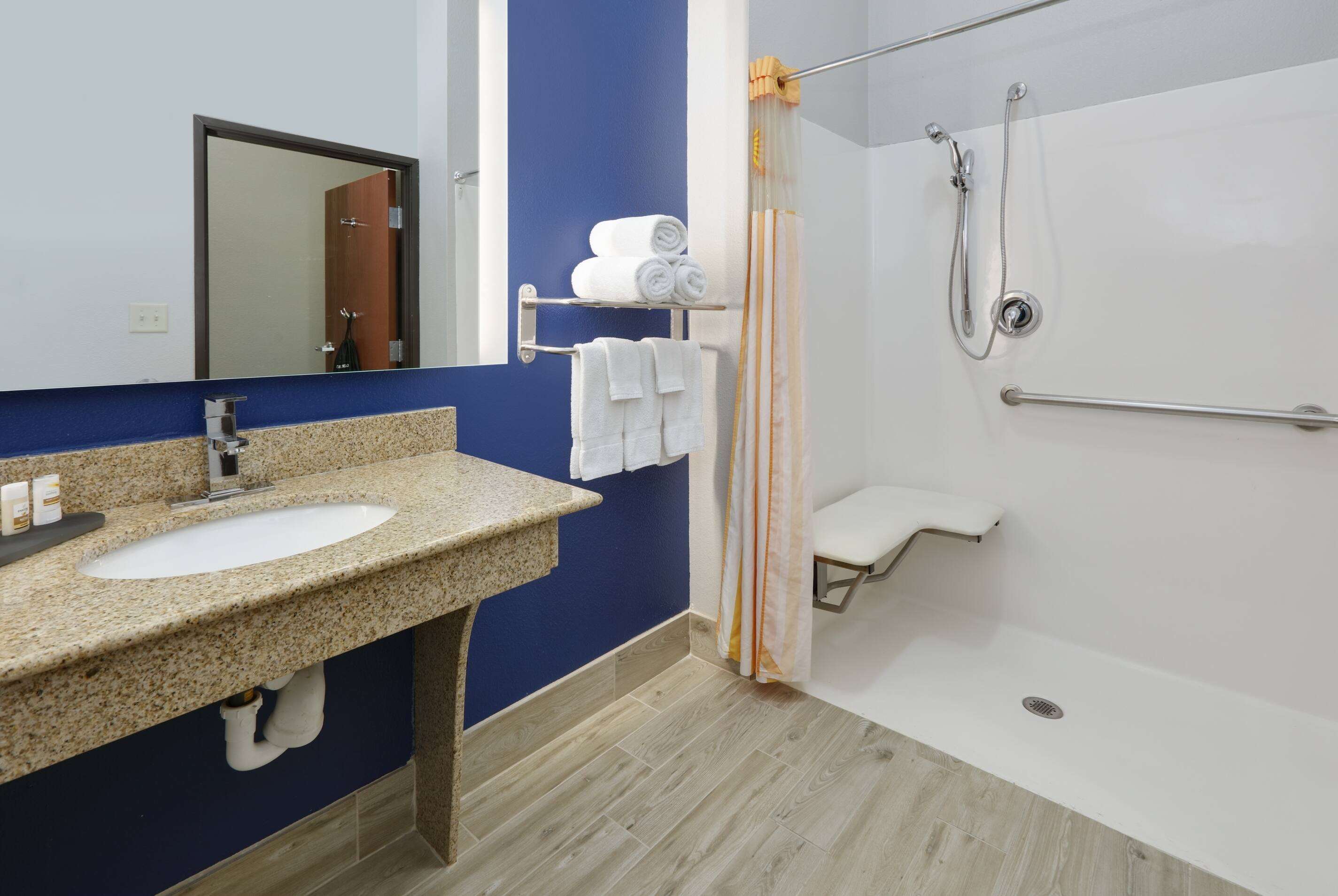 La Quinta Inn & Suites by Wyndham Denton - University Drive