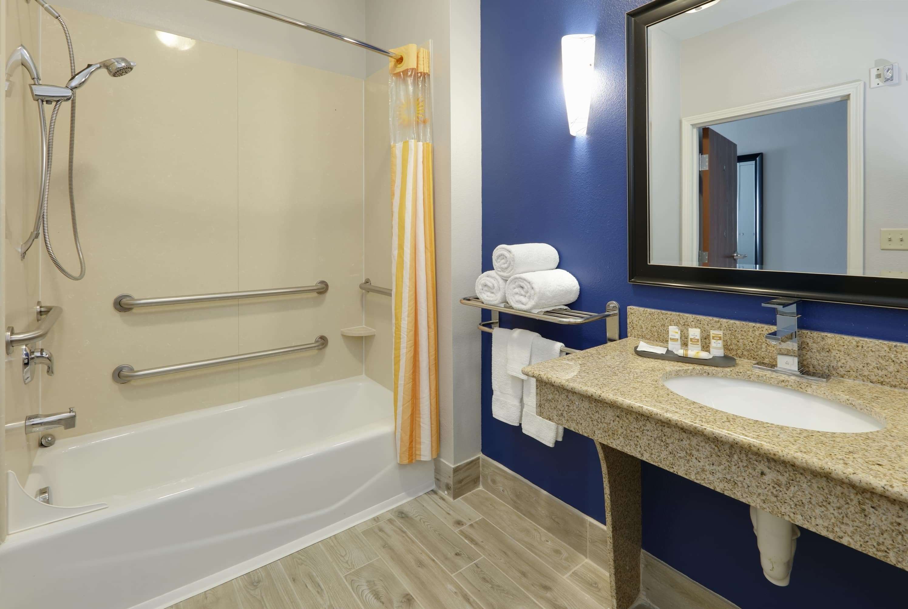 La Quinta Inn & Suites by Wyndham Denton - University Drive