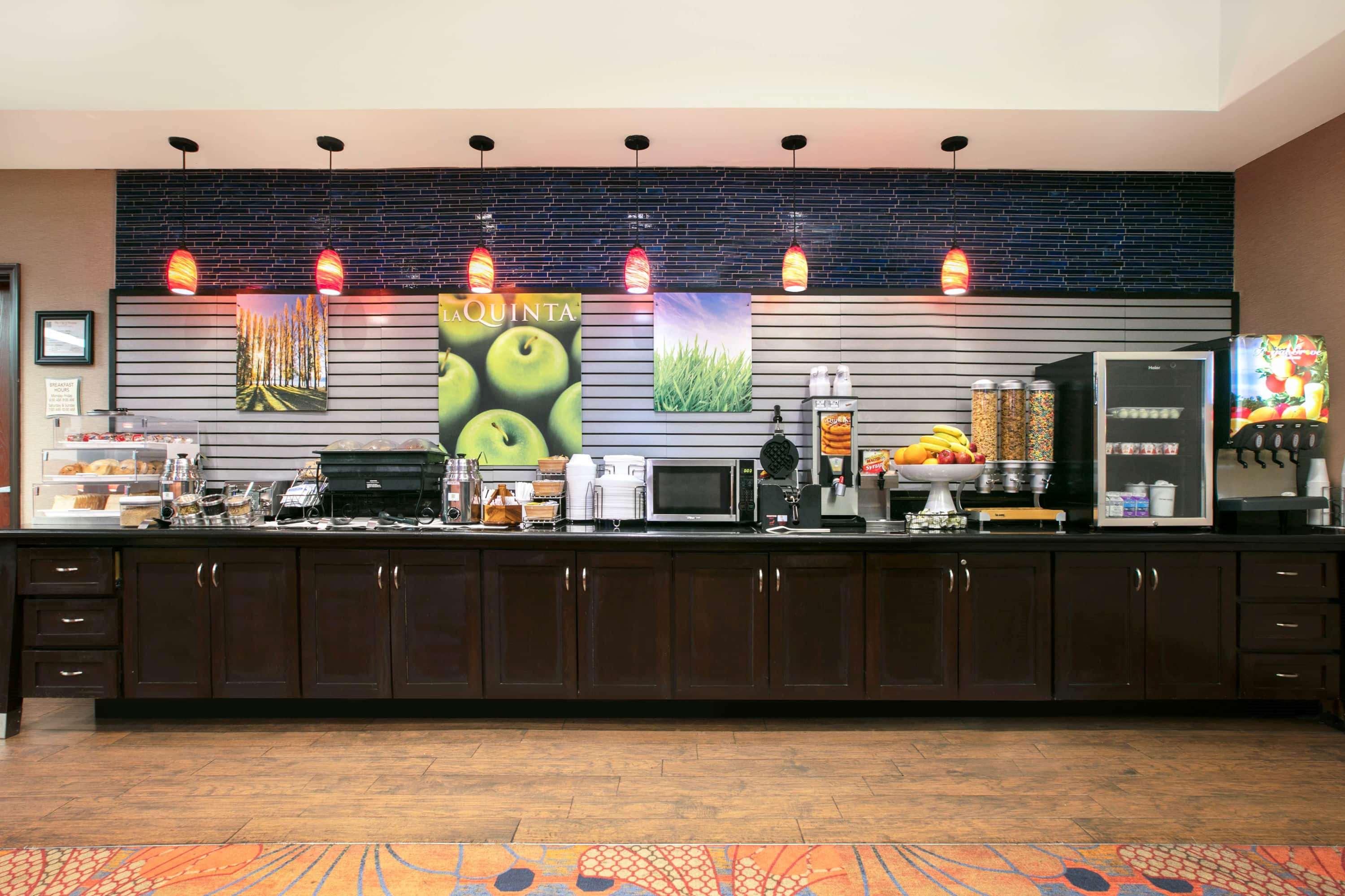 La Quinta Inn & Suites by Wyndham Denton - University Drive
