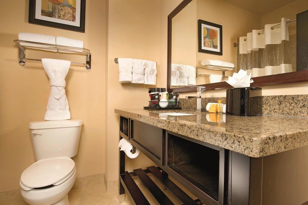 La Quinta Inn & Suites by Wyndham Denton - University Drive
