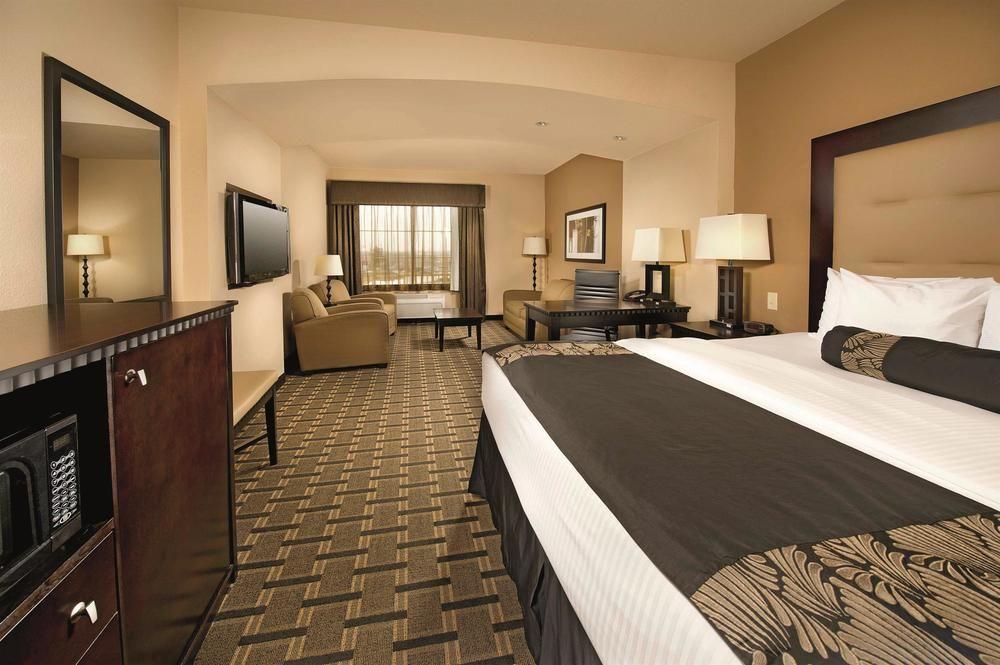 La Quinta Inn & Suites by Wyndham Denton - University Drive