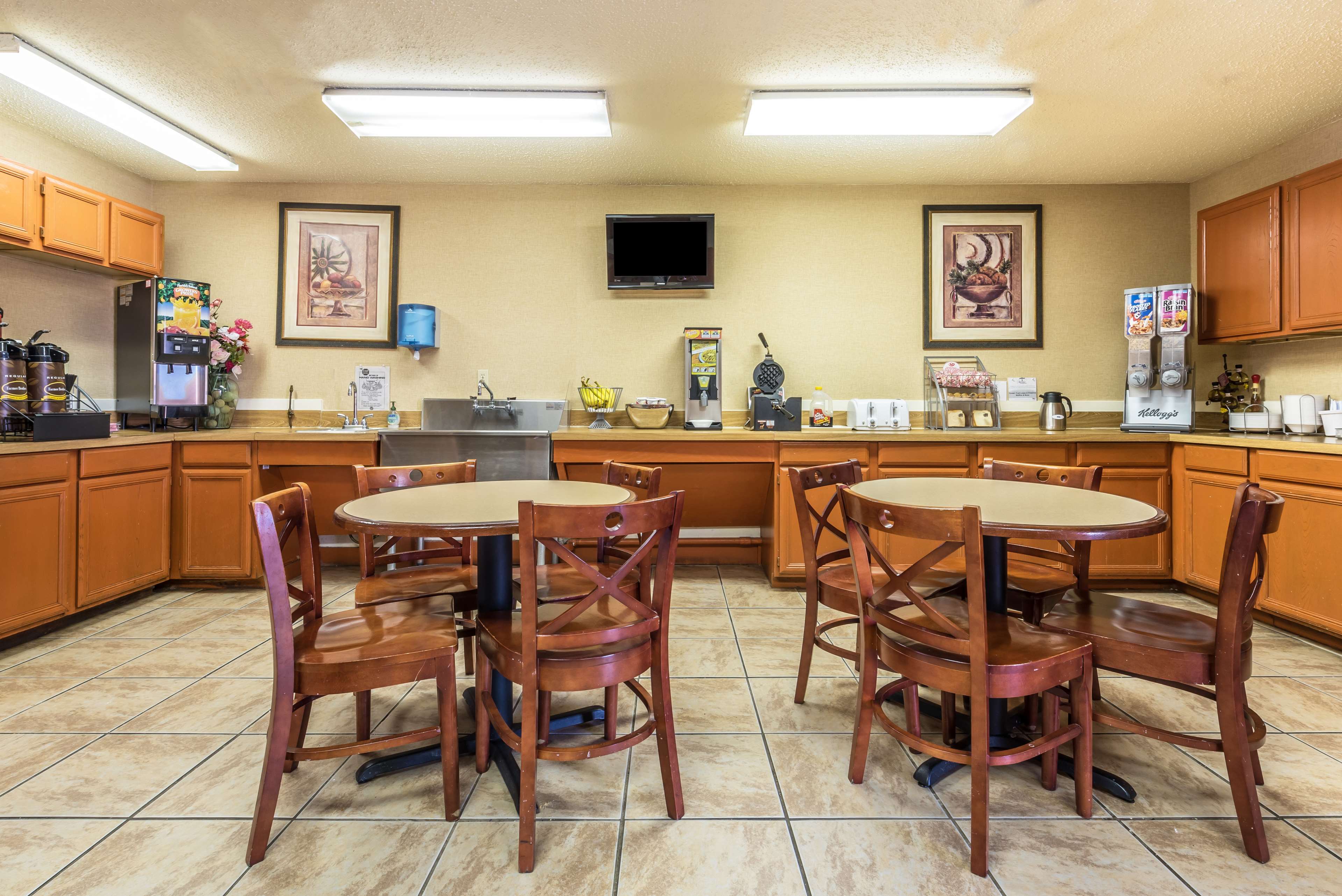 Super 8 by Wyndham Denton