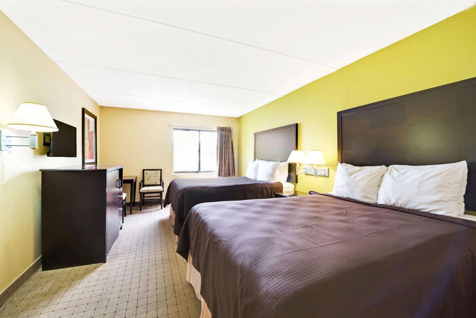 Days Inn & Suites by Wyndham DeSoto