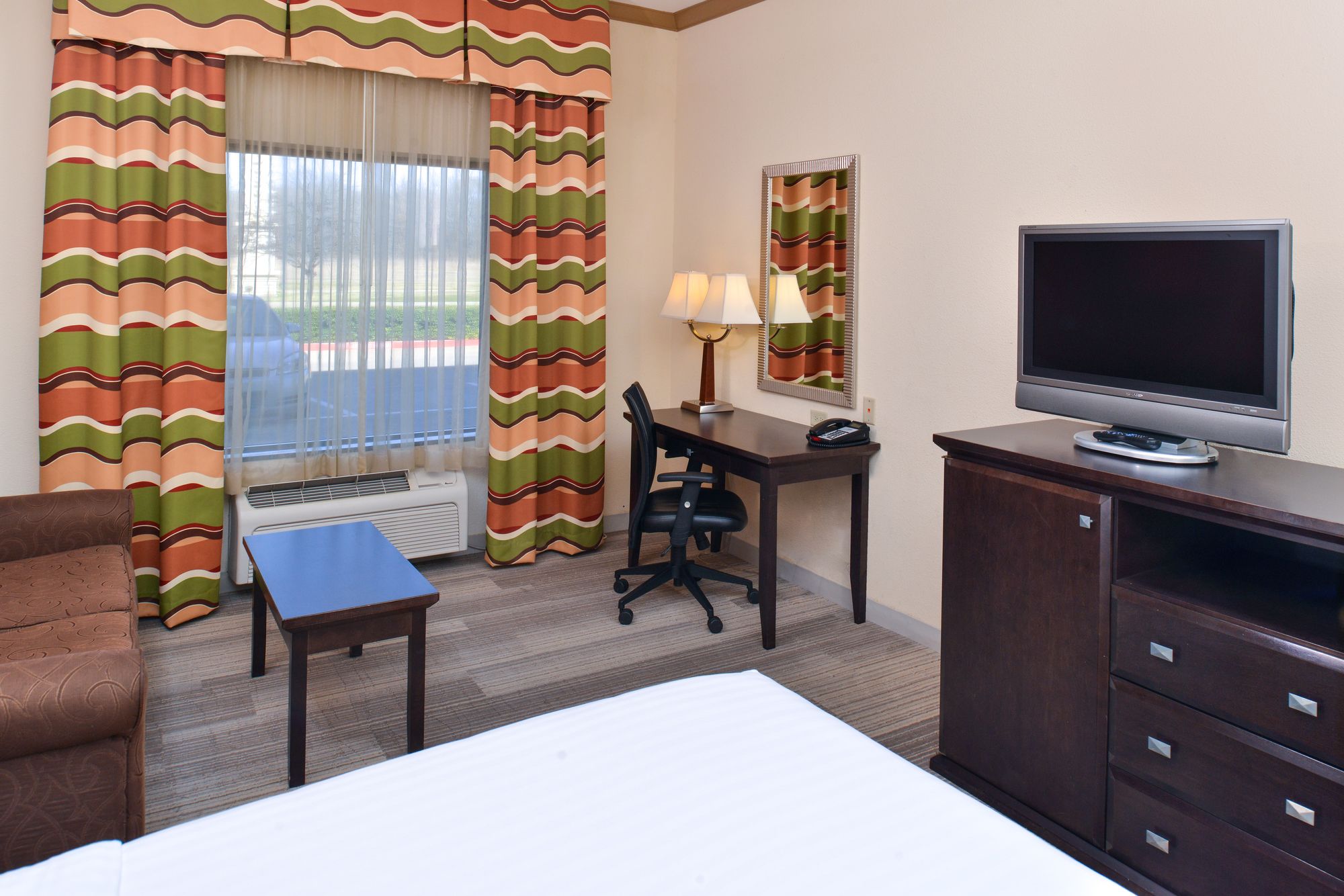 Holiday Inn Express Hotel & Suites Dallas South - Desoto