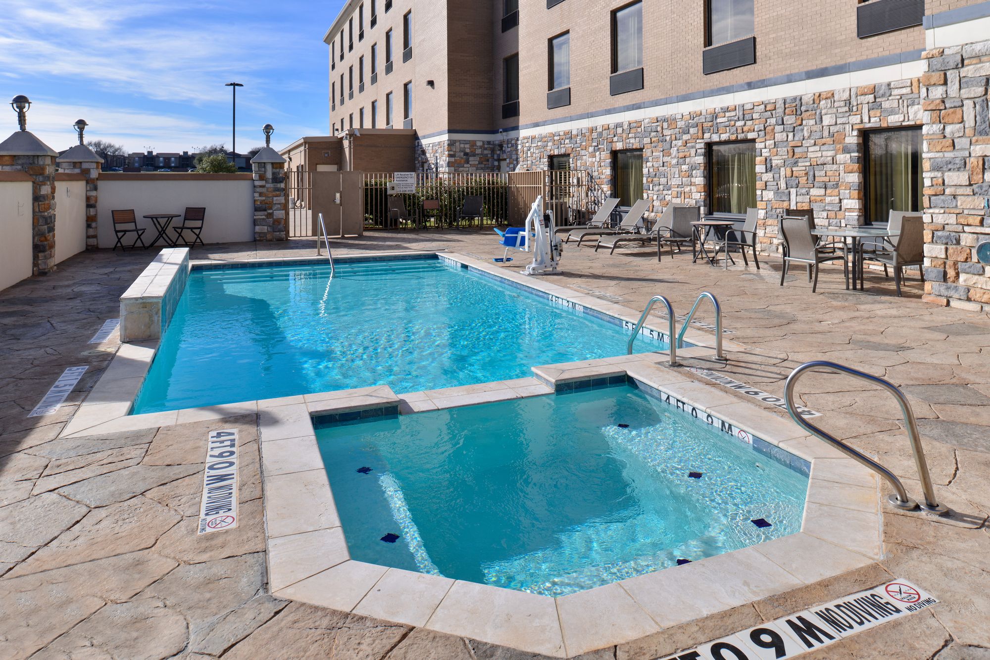 Holiday Inn Express Hotel & Suites Dallas South - Desoto