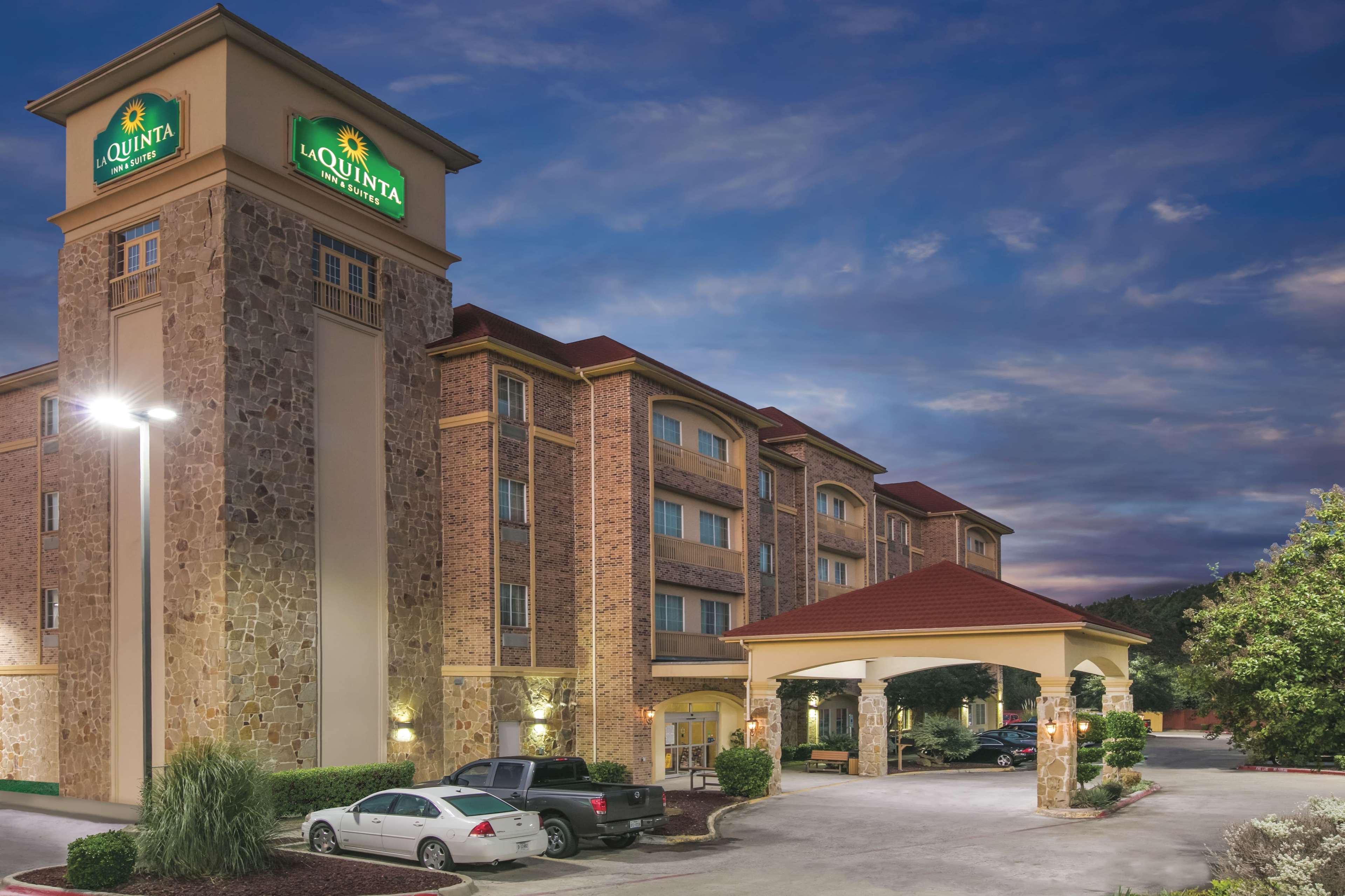 La Quinta Inn & Suites by Wyndham Dallas South-DeSoto