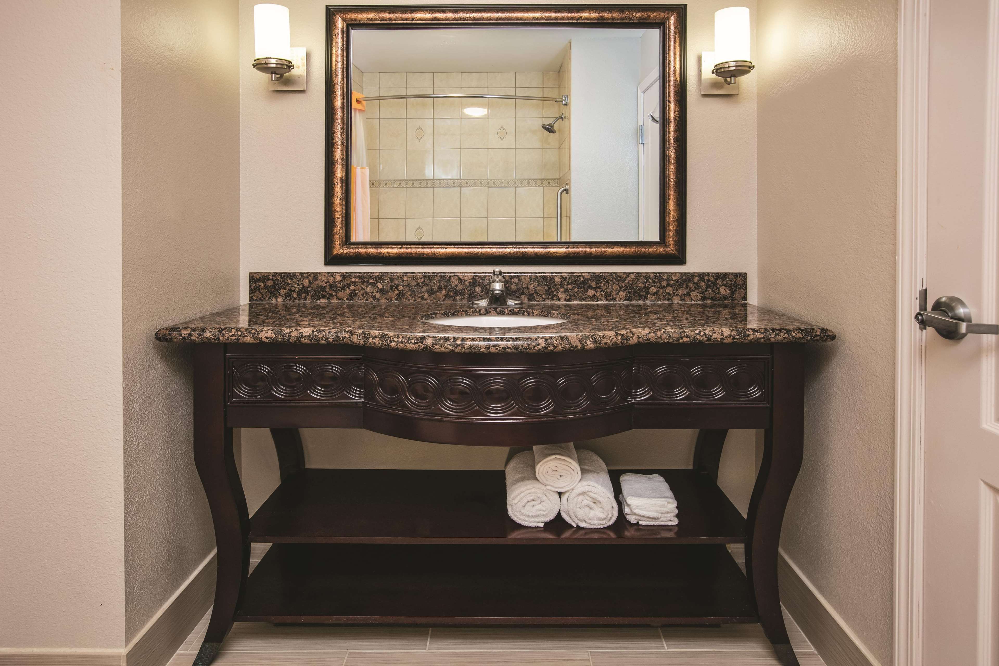 La Quinta Inn & Suites by Wyndham Dallas South-DeSoto