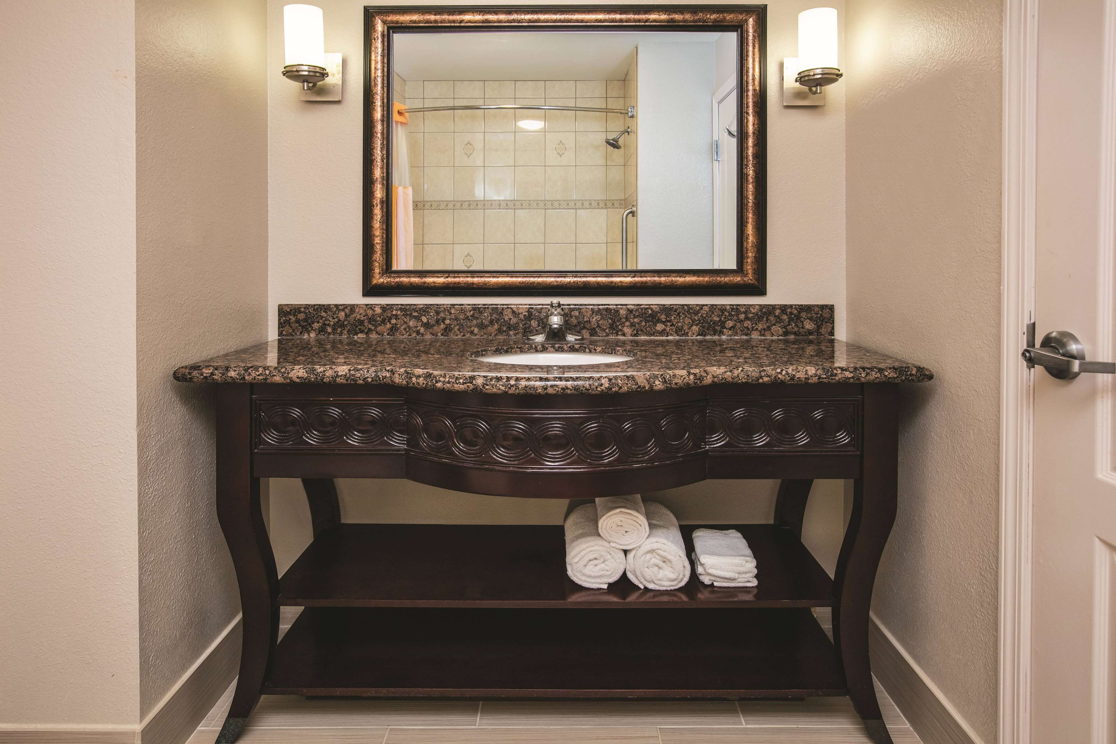 La Quinta Inn & Suites by Wyndham Dallas South-DeSoto