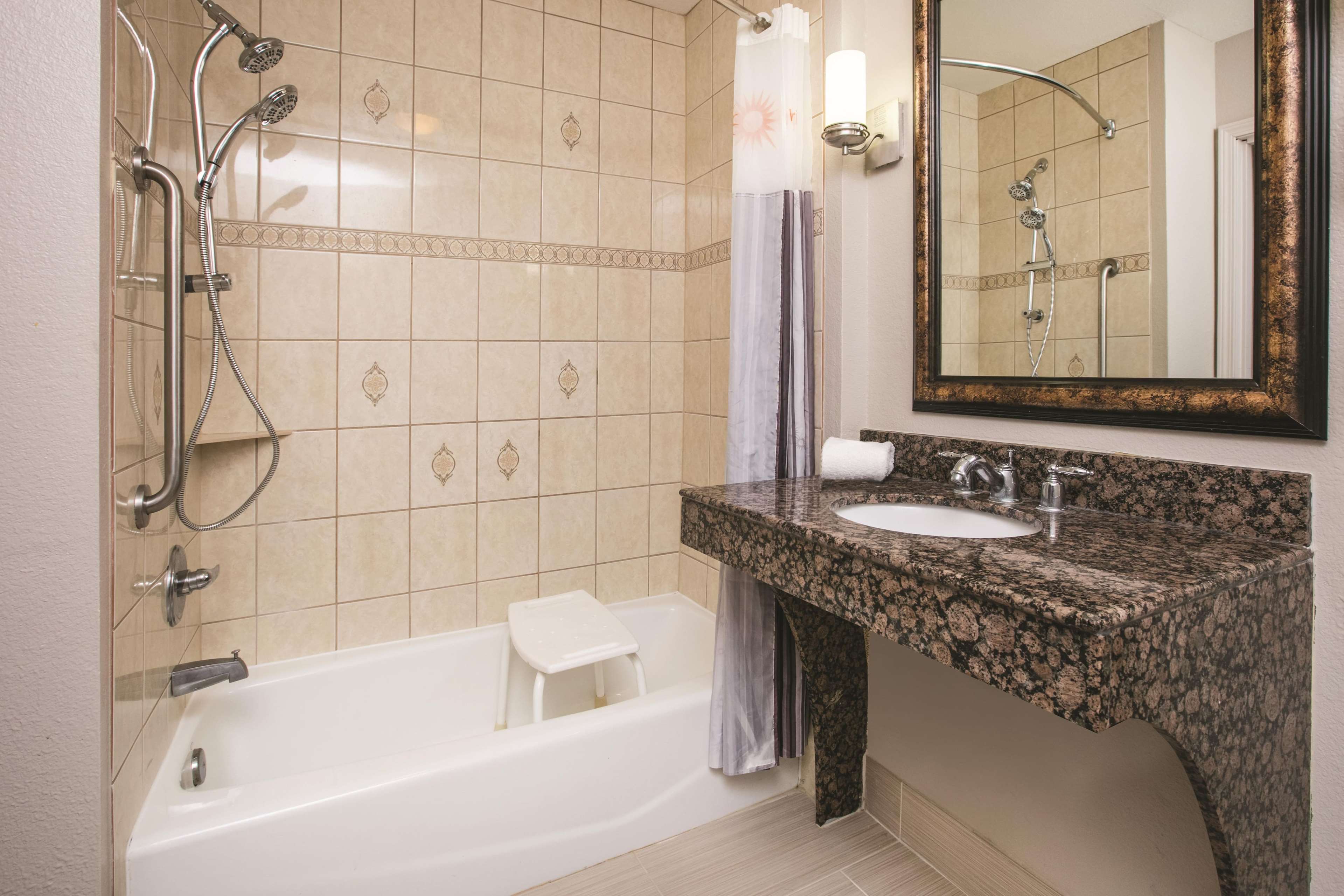 La Quinta Inn & Suites by Wyndham Dallas South-DeSoto
