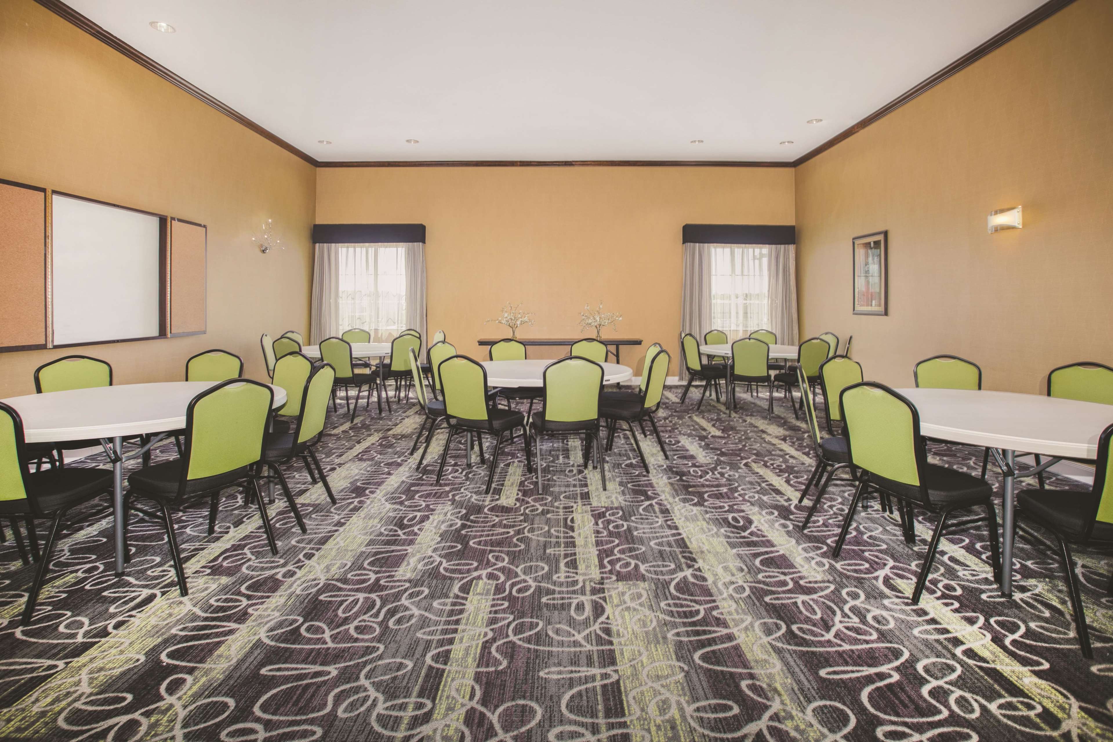 La Quinta Inn & Suites by Wyndham Dallas South-DeSoto