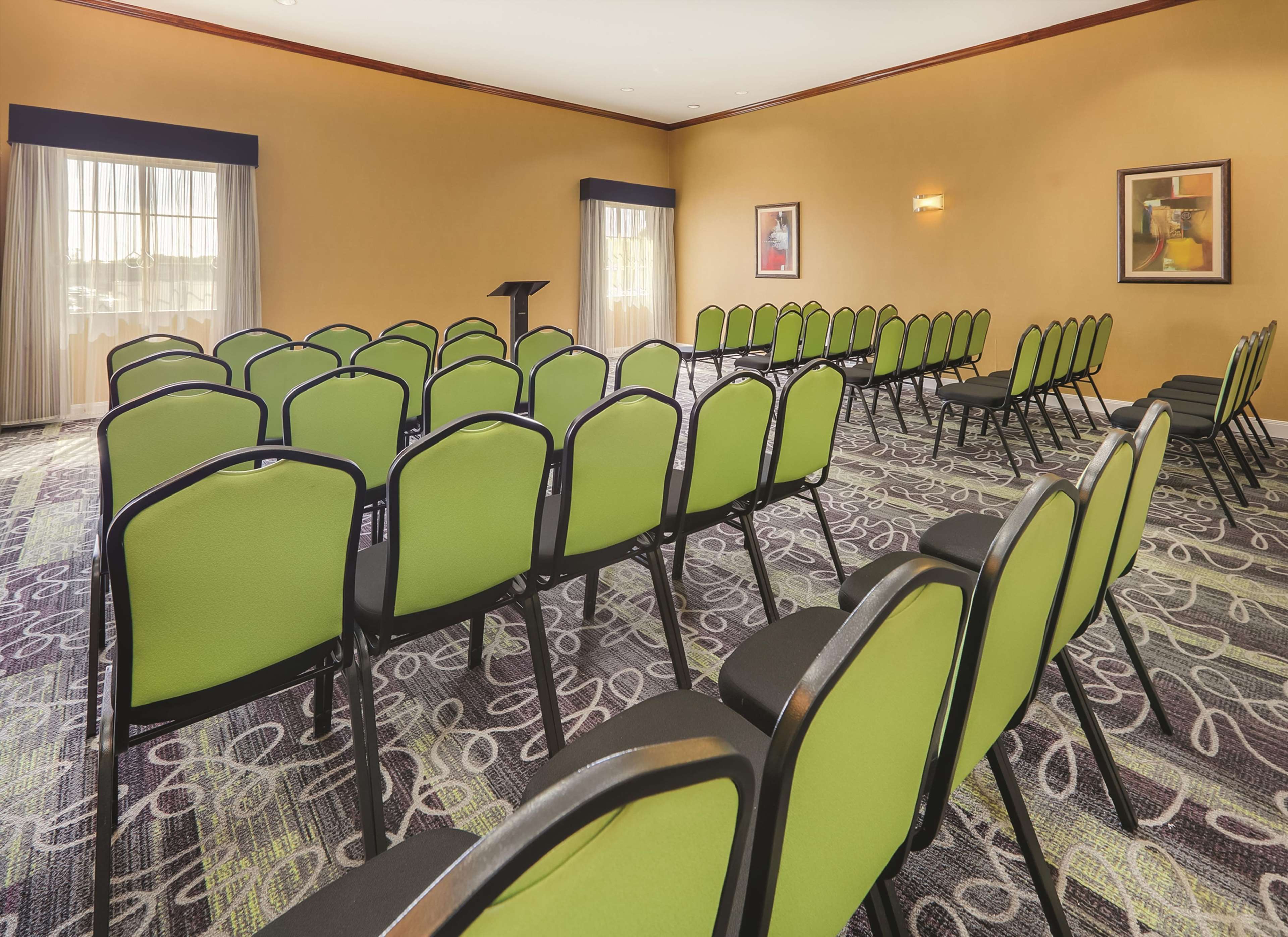 La Quinta Inn & Suites by Wyndham Dallas South-DeSoto