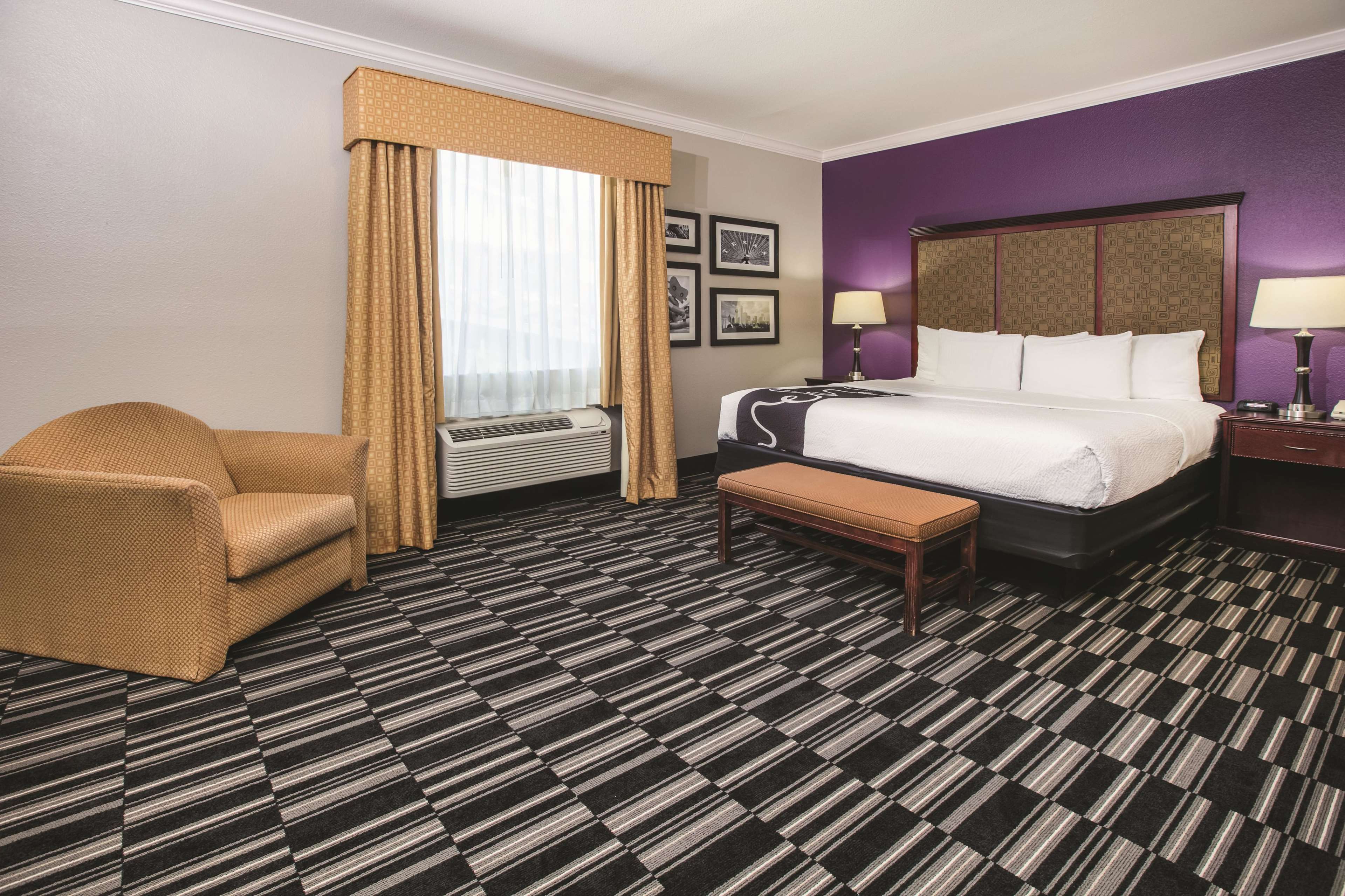 La Quinta Inn & Suites by Wyndham Dallas South-DeSoto