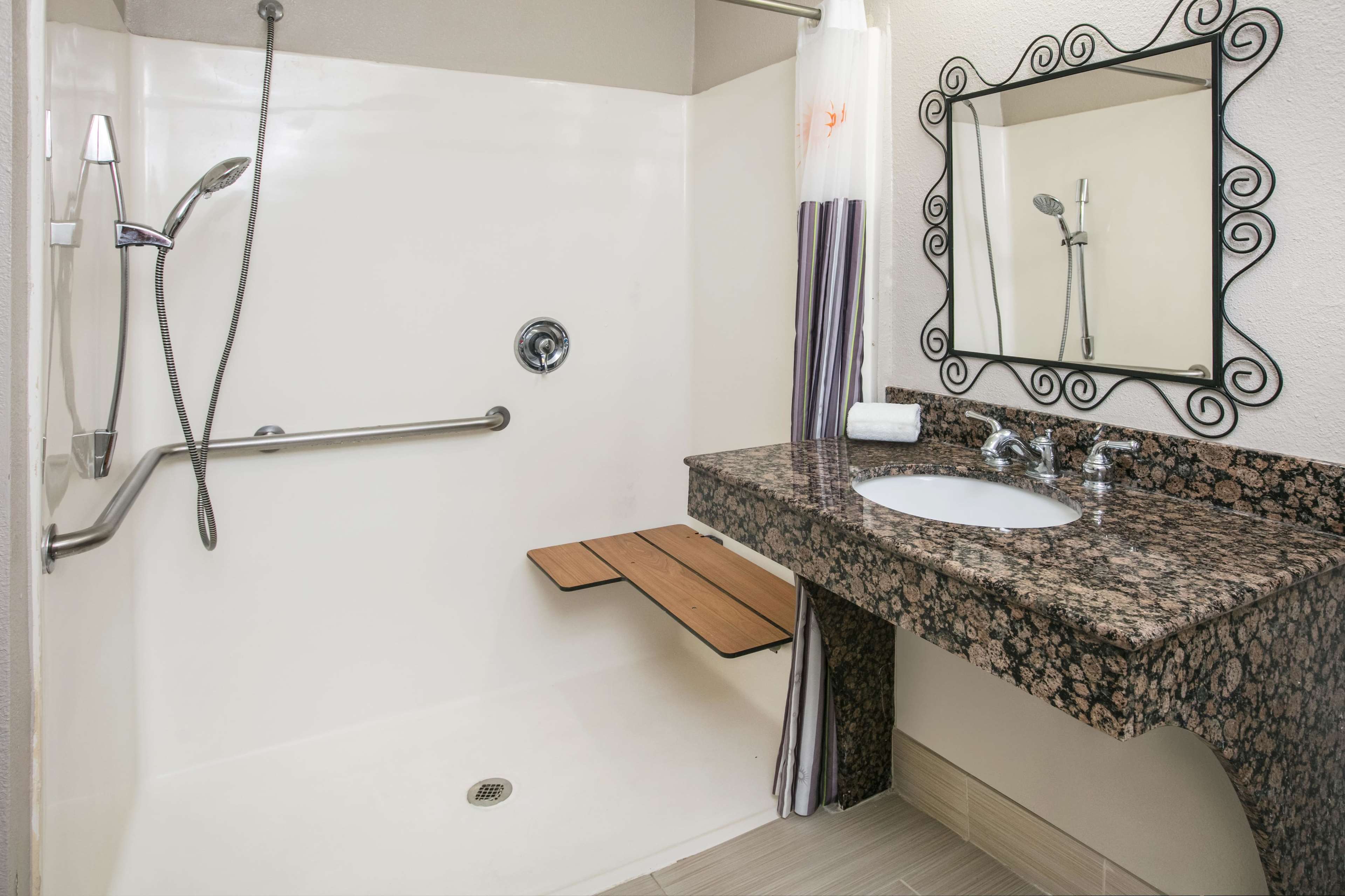 La Quinta Inn & Suites by Wyndham Dallas South-DeSoto