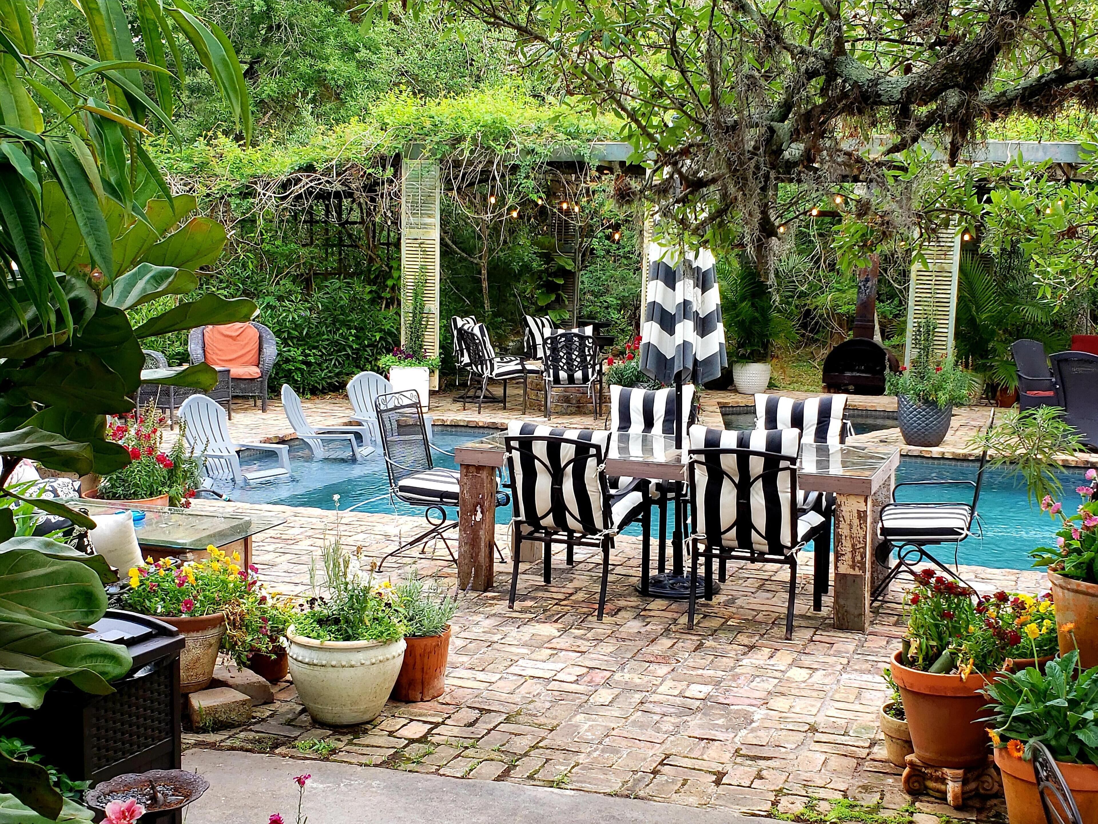 Cedar Oaks Inn