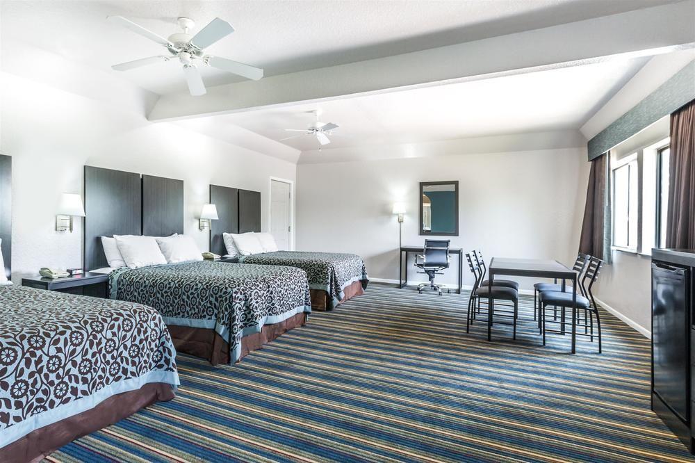 Days Inn by Wyndham Dickinson TX