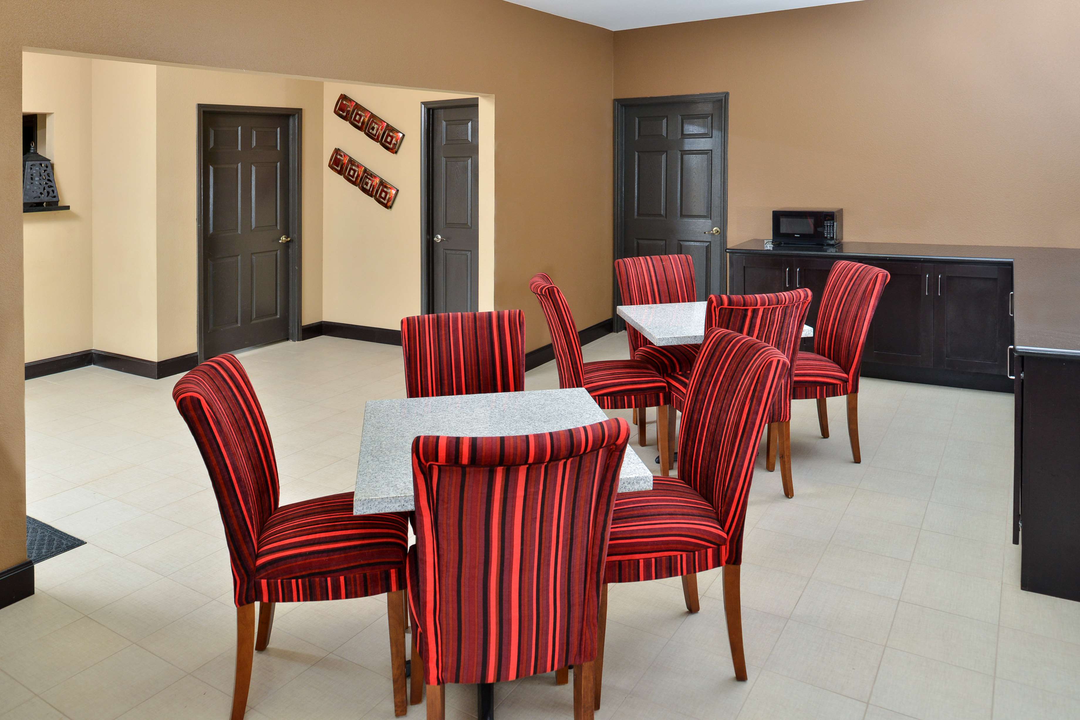 All Seasons Inn & Suites