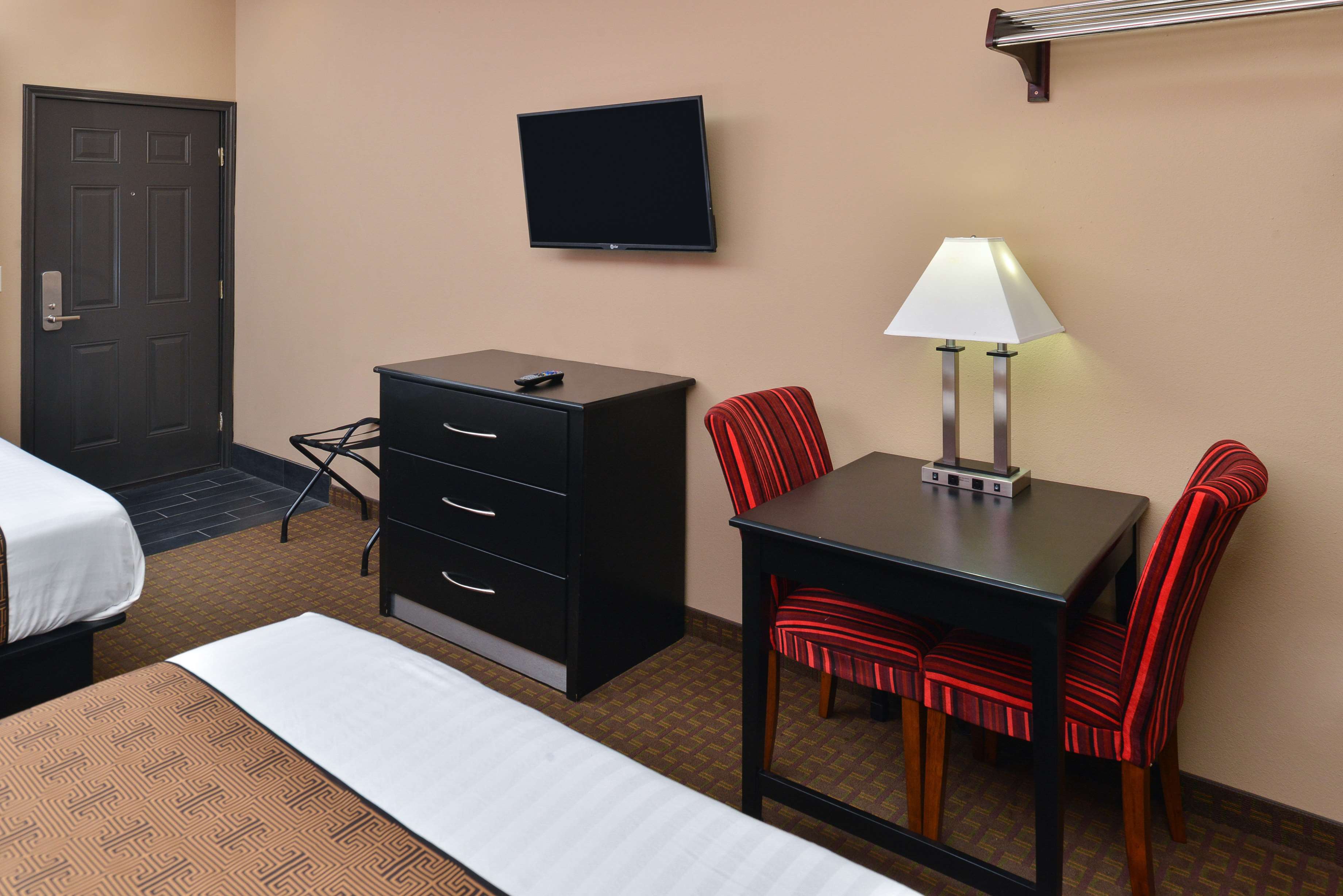 All Seasons Inn & Suites