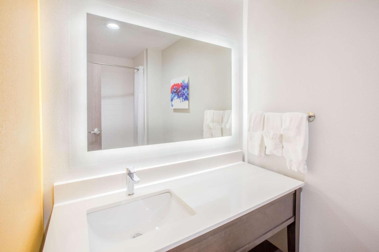 La Quinta Inn & Suites by Wyndham Dallas Duncanville