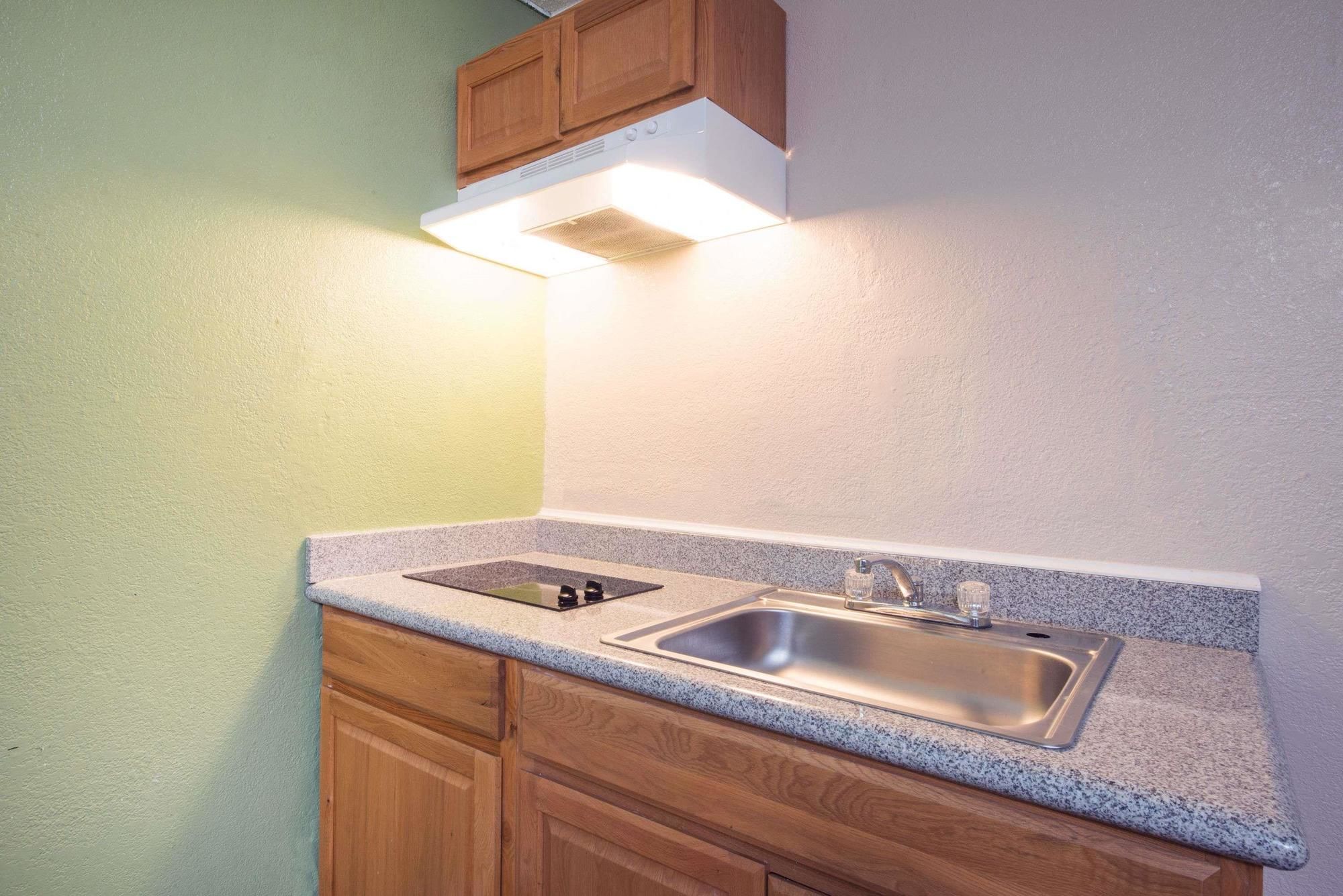 Executive Inn & Kitchenette Suites