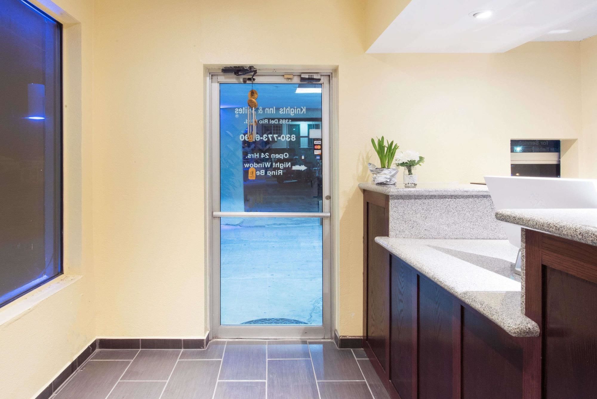Executive Inn & Kitchenette Suites
