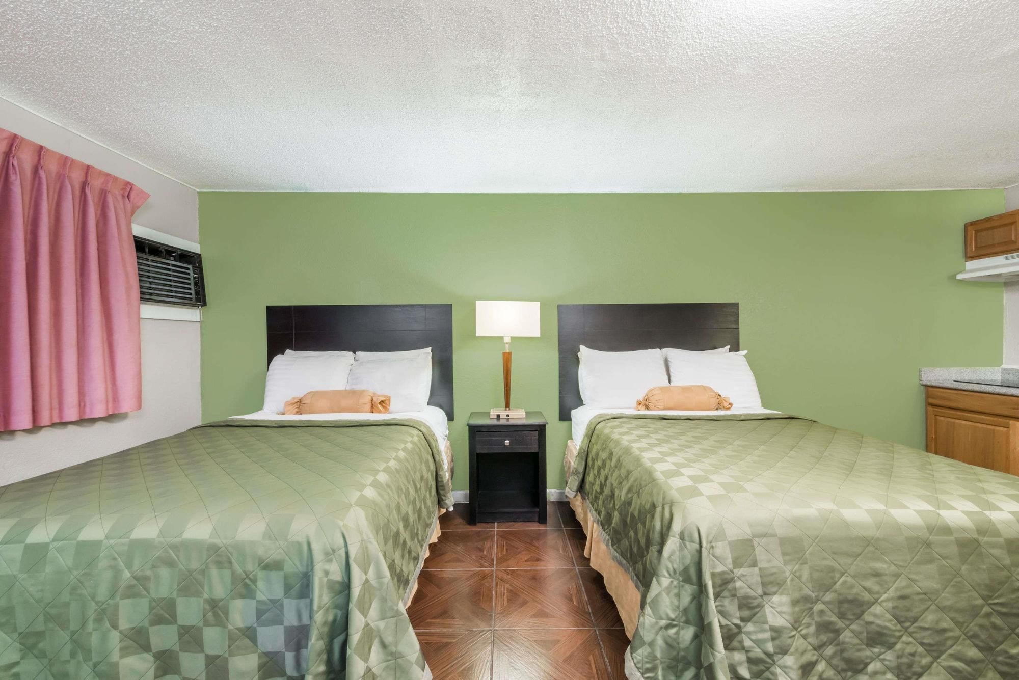 Executive Inn & Kitchenette Suites