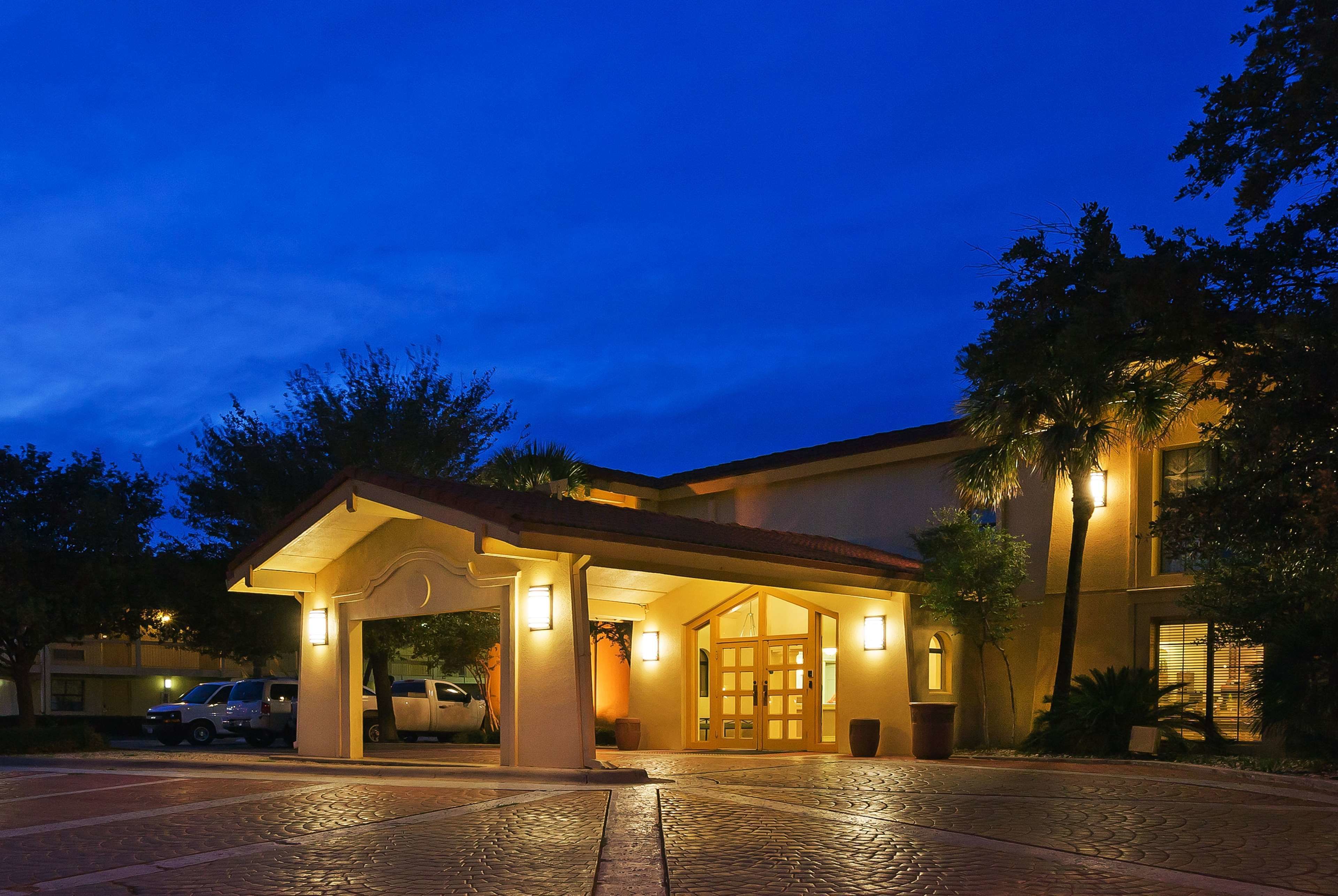 Super 8 by Wyndham Eagle Pass