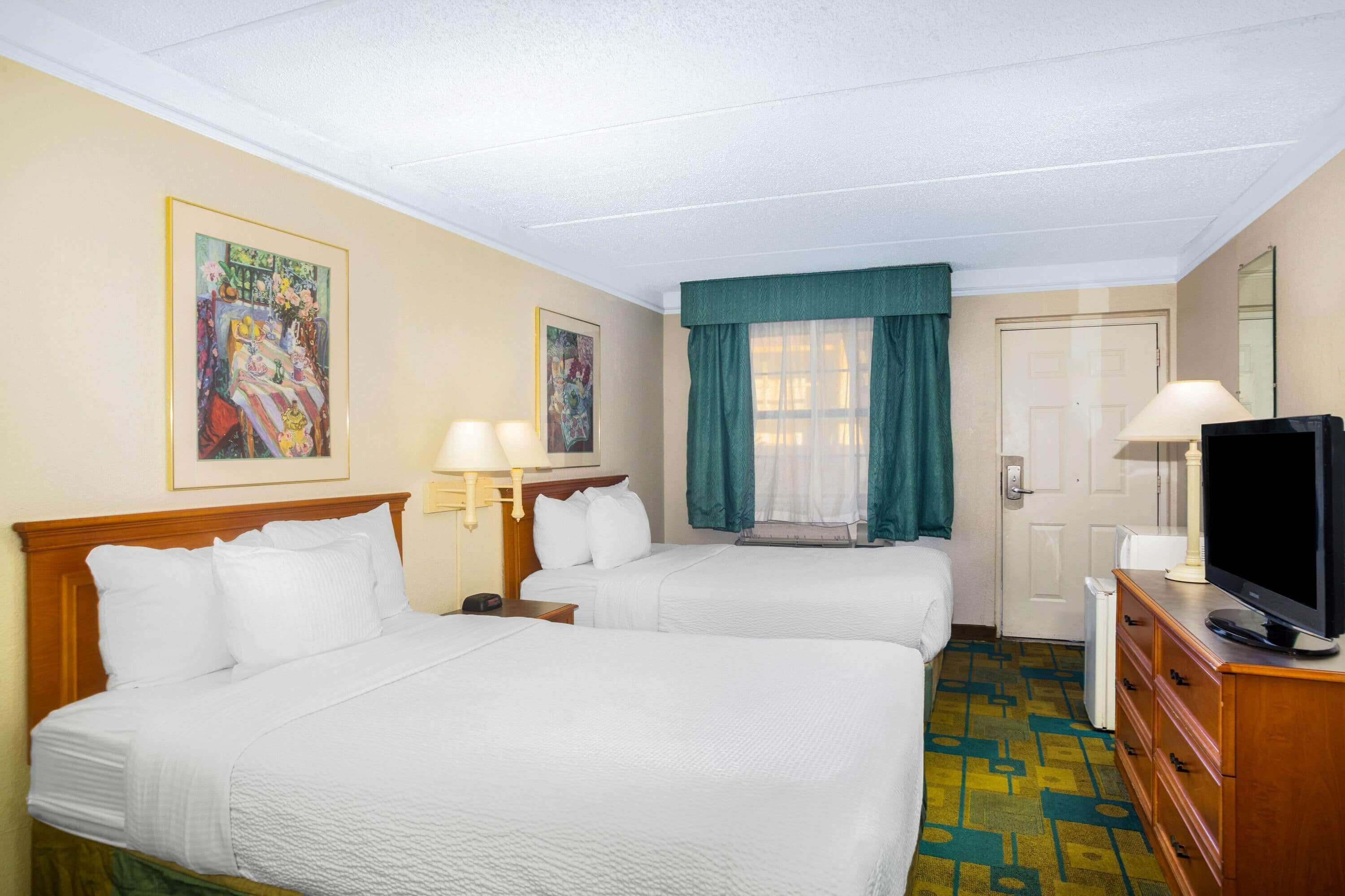 Super 8 by Wyndham Eagle Pass