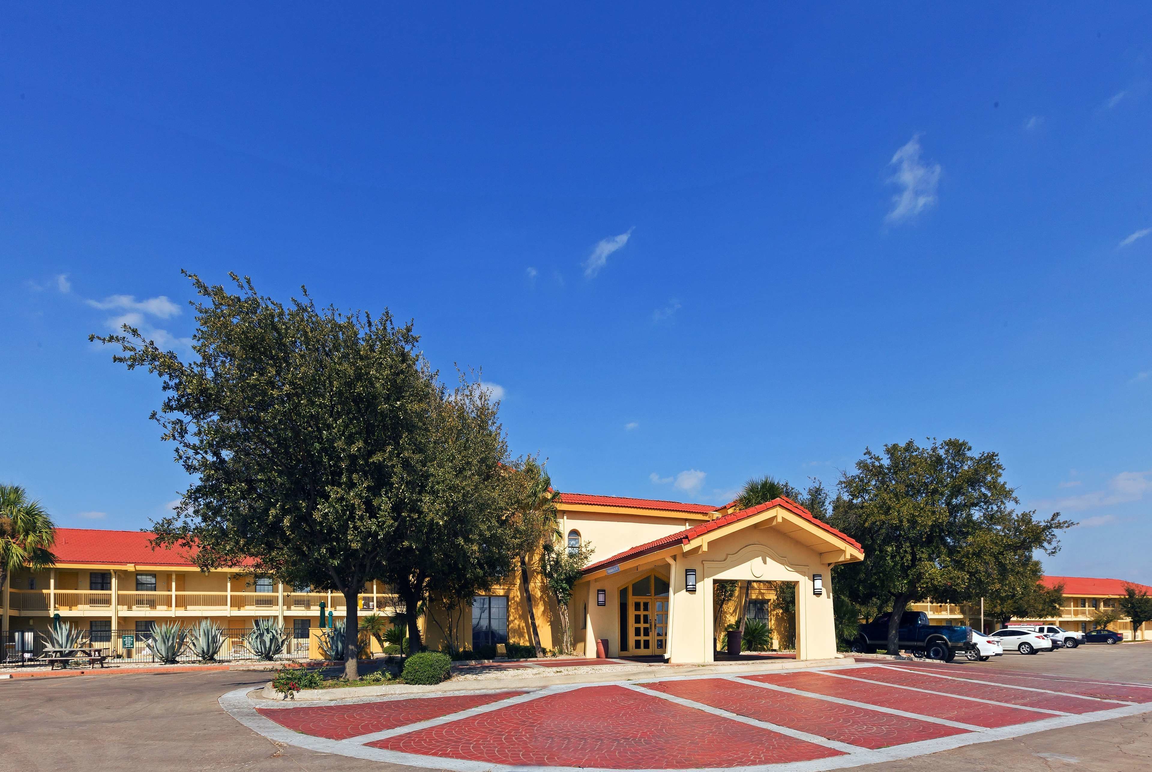 Super 8 by Wyndham Eagle Pass