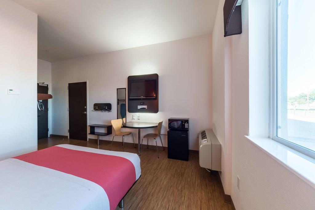 Motel 6 Eagle Pass Lakeside