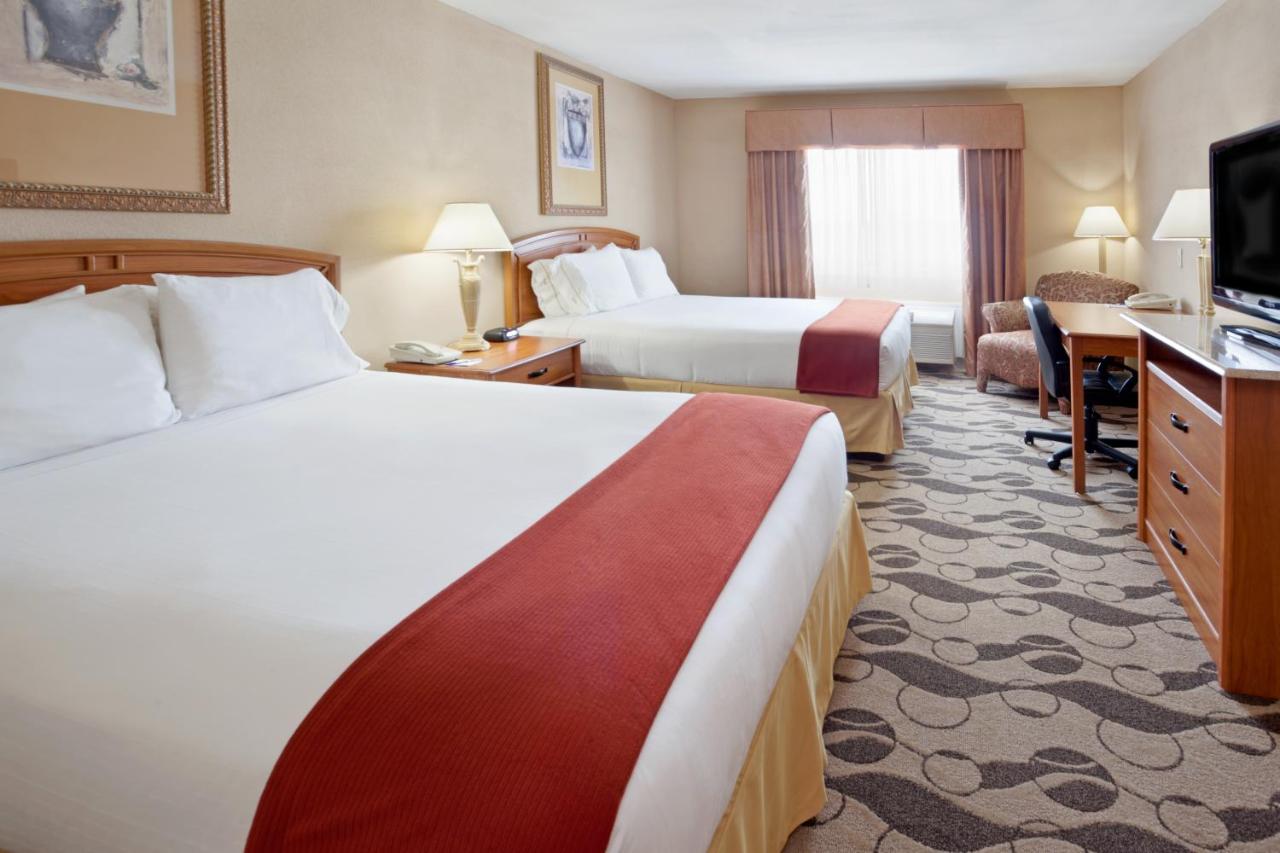 Holiday Inn Express & Suites Elgin