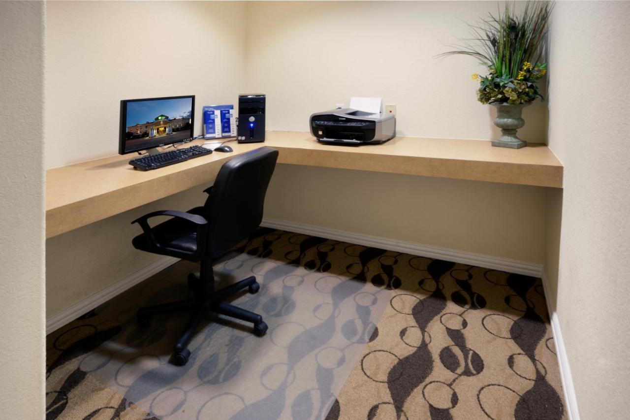 Holiday Inn Express & Suites Elgin
