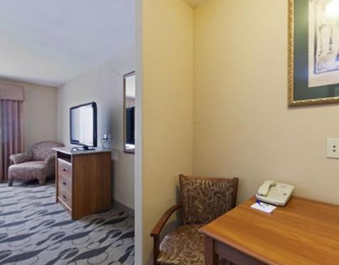 Holiday Inn Express & Suites Elgin