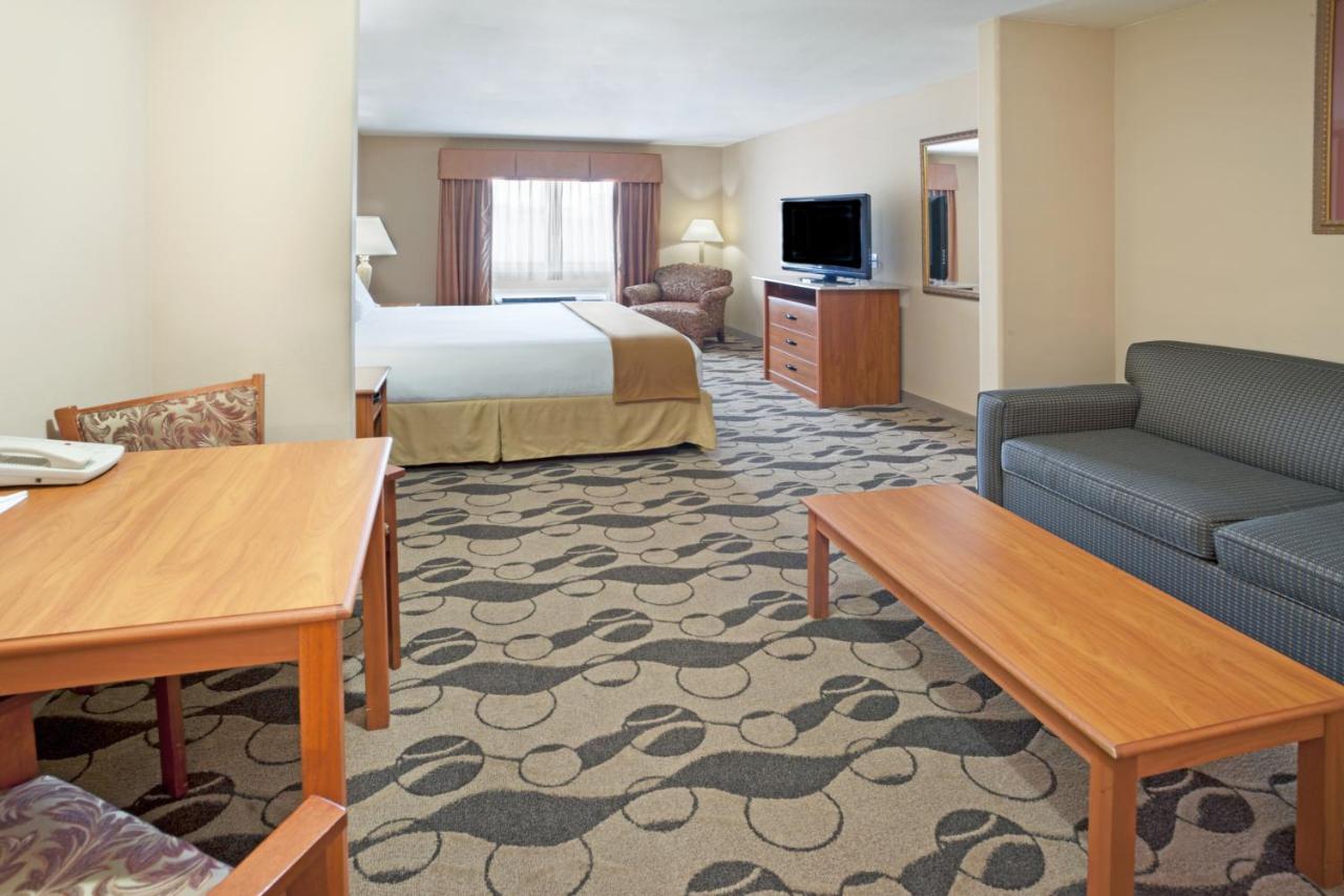 Holiday Inn Express & Suites Elgin