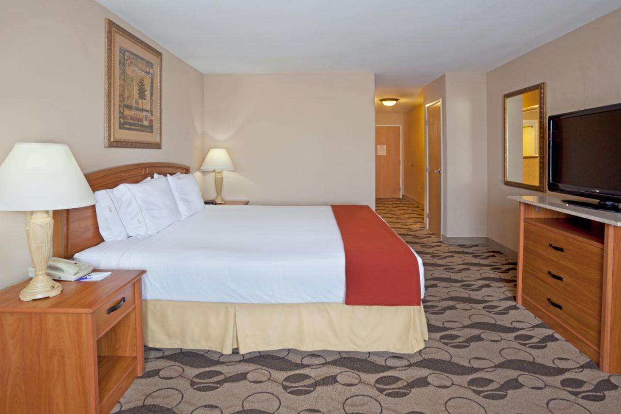 Holiday Inn Express & Suites Elgin