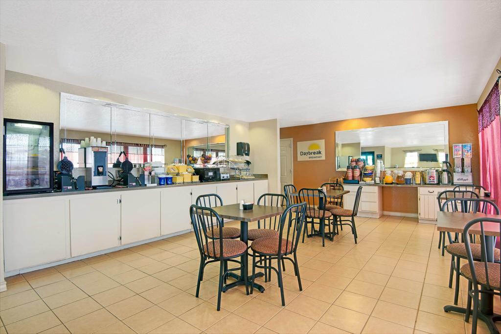 Days Inn & Suites by Wyndham Braunig Lake