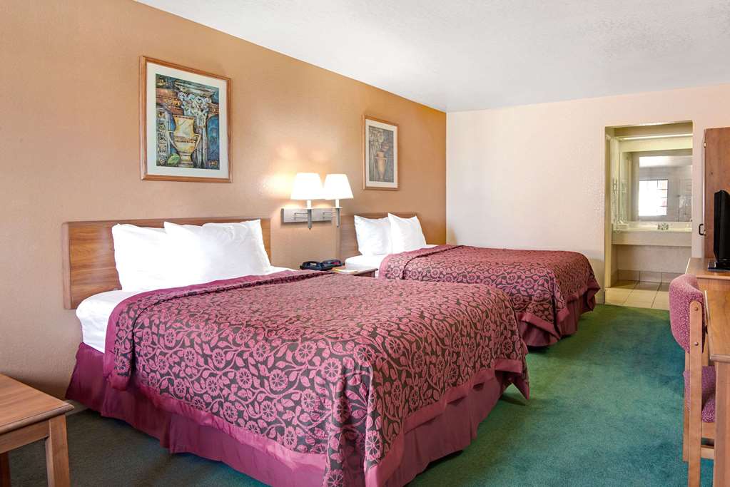 Days Inn & Suites by Wyndham Braunig Lake